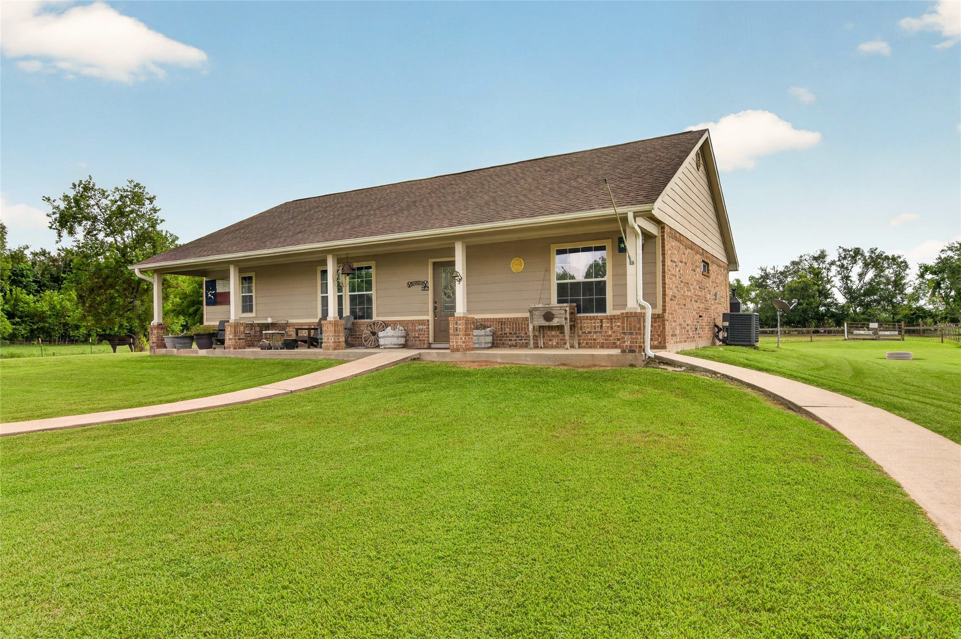 4933 1/2 Powers Ln, Alvin, TX 77511 Estimated property lines.
