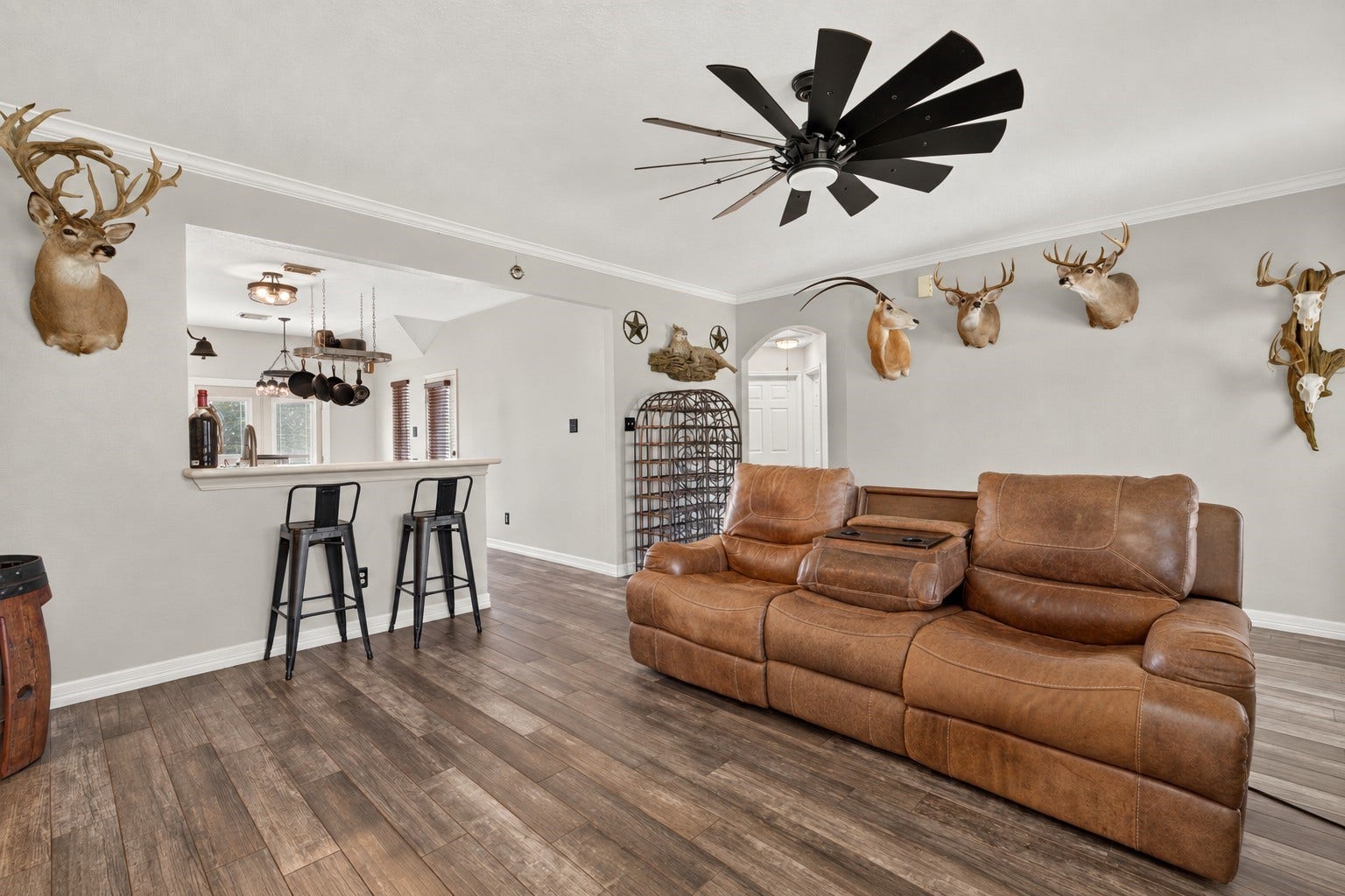 4933 1/2 Powers Ln, Alvin, TX 77511 Breakfast bar and arched entryway leading to the guest bedrooms, guest bath, and laundry room.