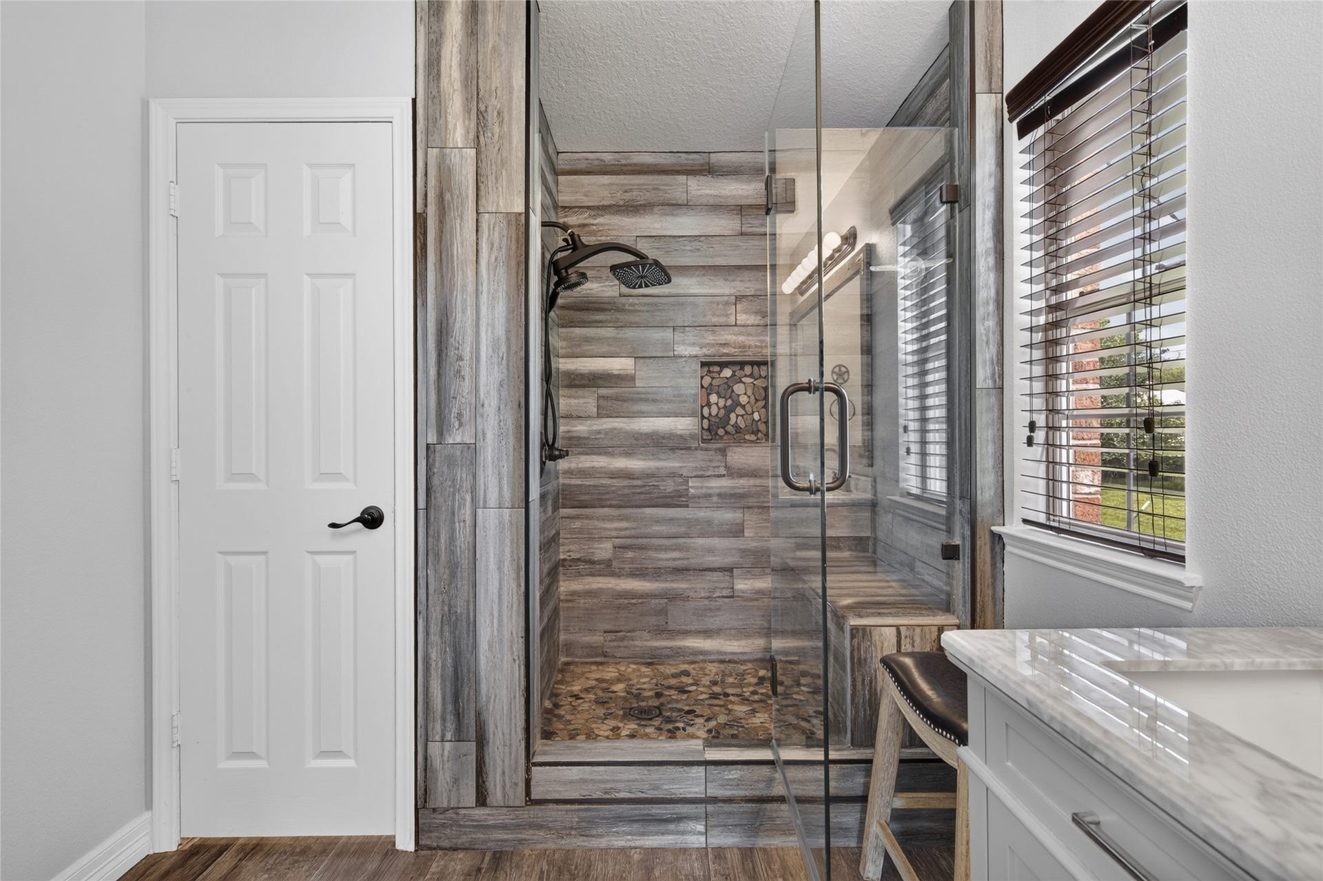 4933 1/2 Powers Ln, Alvin, TX 77511 Custom shower, built-in bench, and shower niche.