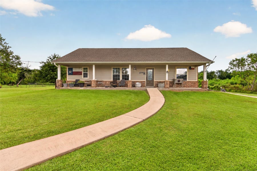 Property photo for 4933 1/2 Powers Ln, Alvin, TX