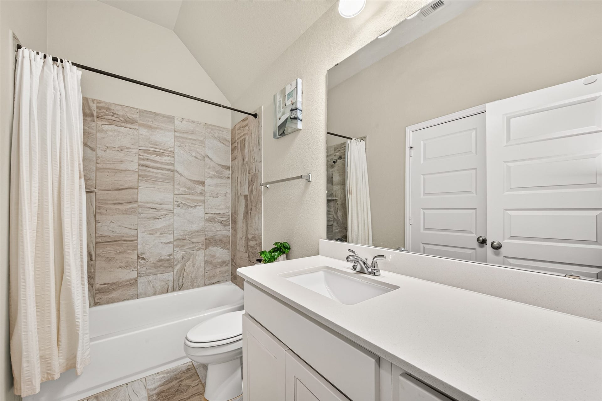 10710 Inverclyde Drive, Richmond, TX 77407 En-Suite Bathroom