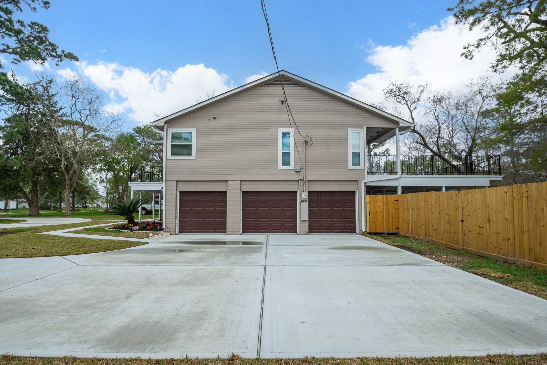 4509 Country Club Drive, Dickinson, TX 77539 3 car garage with extra wide driveway.
