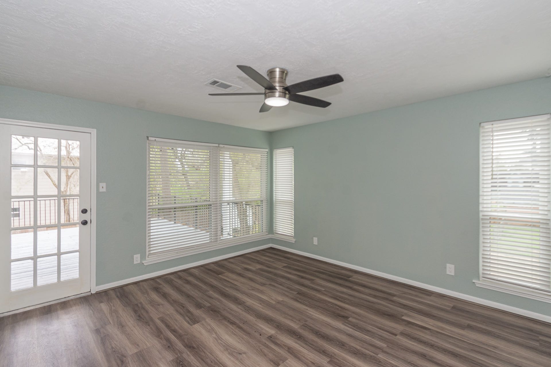 4509 Country Club Drive, Dickinson, TX 77539 2nd bedroom has an access door to 2nd floor deck.