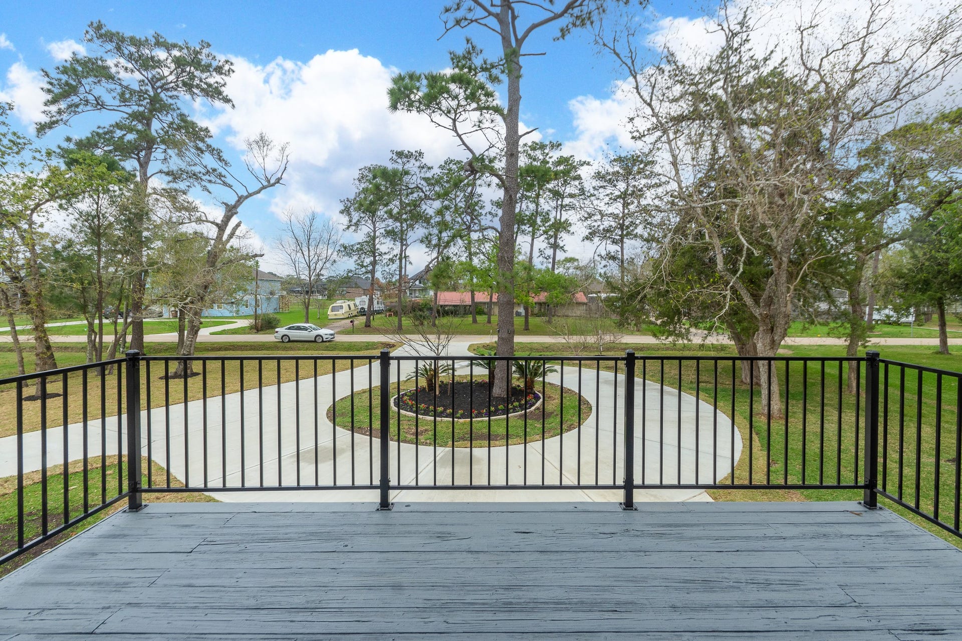 4509 Country Club Drive, Dickinson, TX 77539 Right off the kitchen, you can step out onto a spacious 2nd-story deck with new railing.