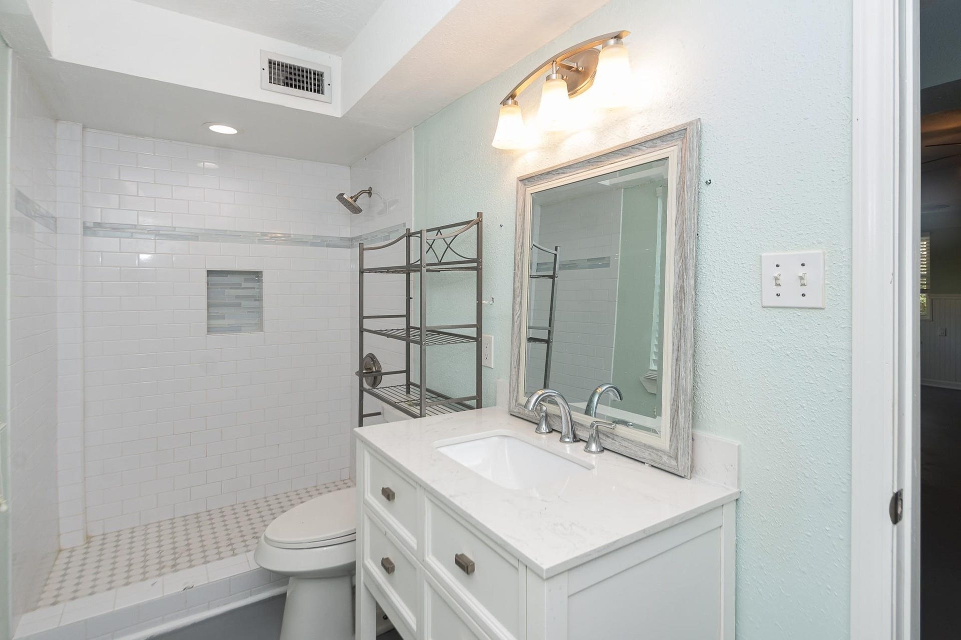4509 Country Club Drive, Dickinson, TX 77539 Full bathroom in 3rd bedroom.