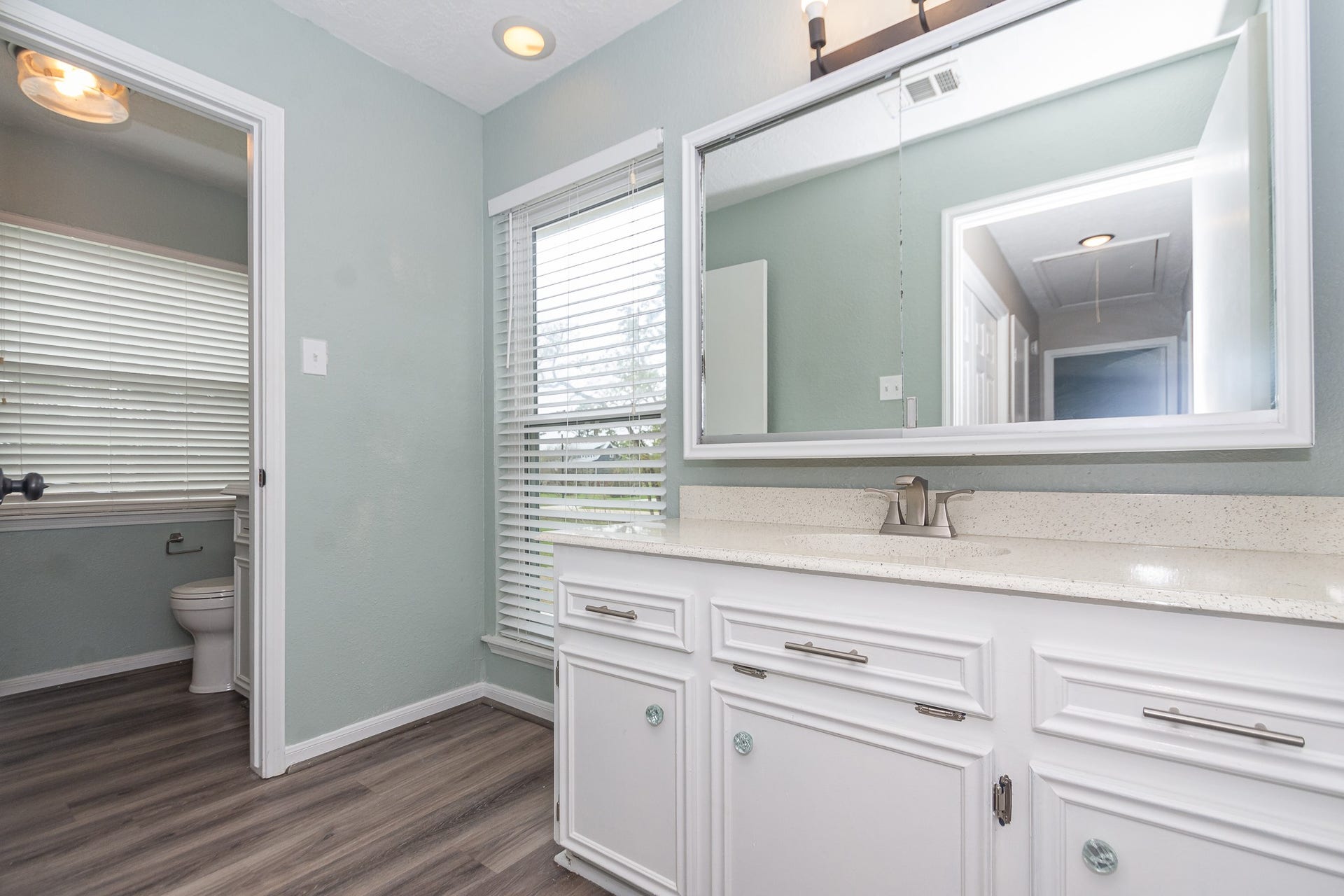 4509 Country Club Drive, Dickinson, TX 77539 Upstairs hall bathroom.