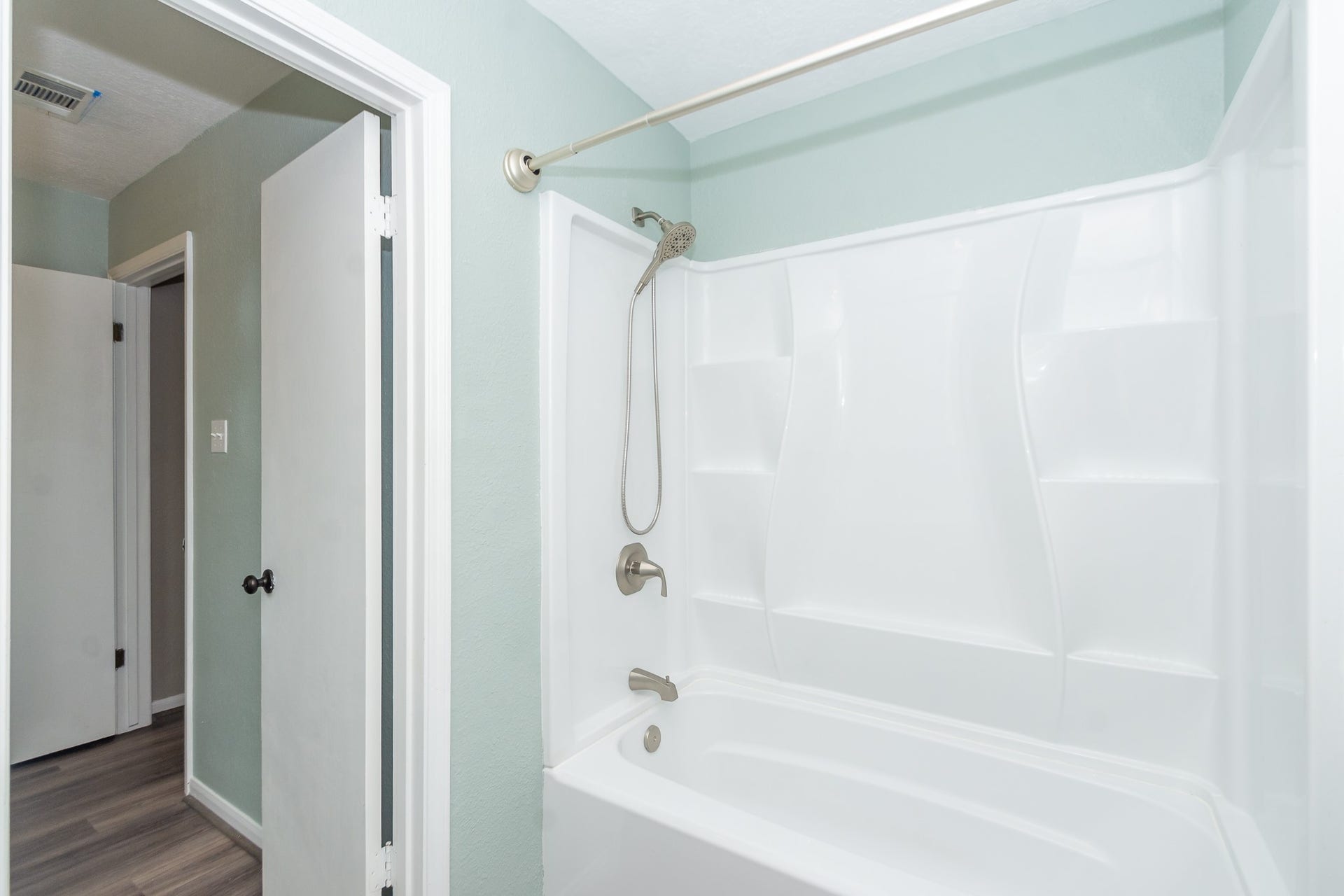 4509 Country Club Drive, Dickinson, TX 77539 Tub/shower combo in upstairs bathroom.