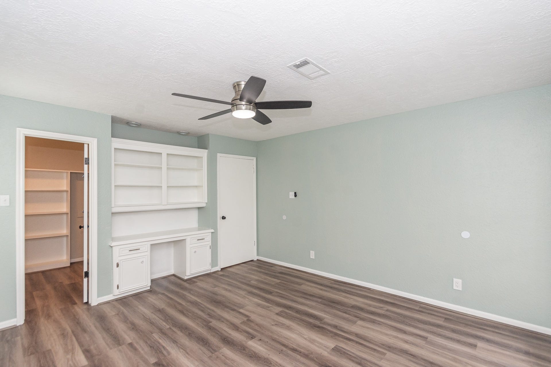 4509 Country Club Drive, Dickinson, TX 77539 2nd bedroom with built in shelves and desk.