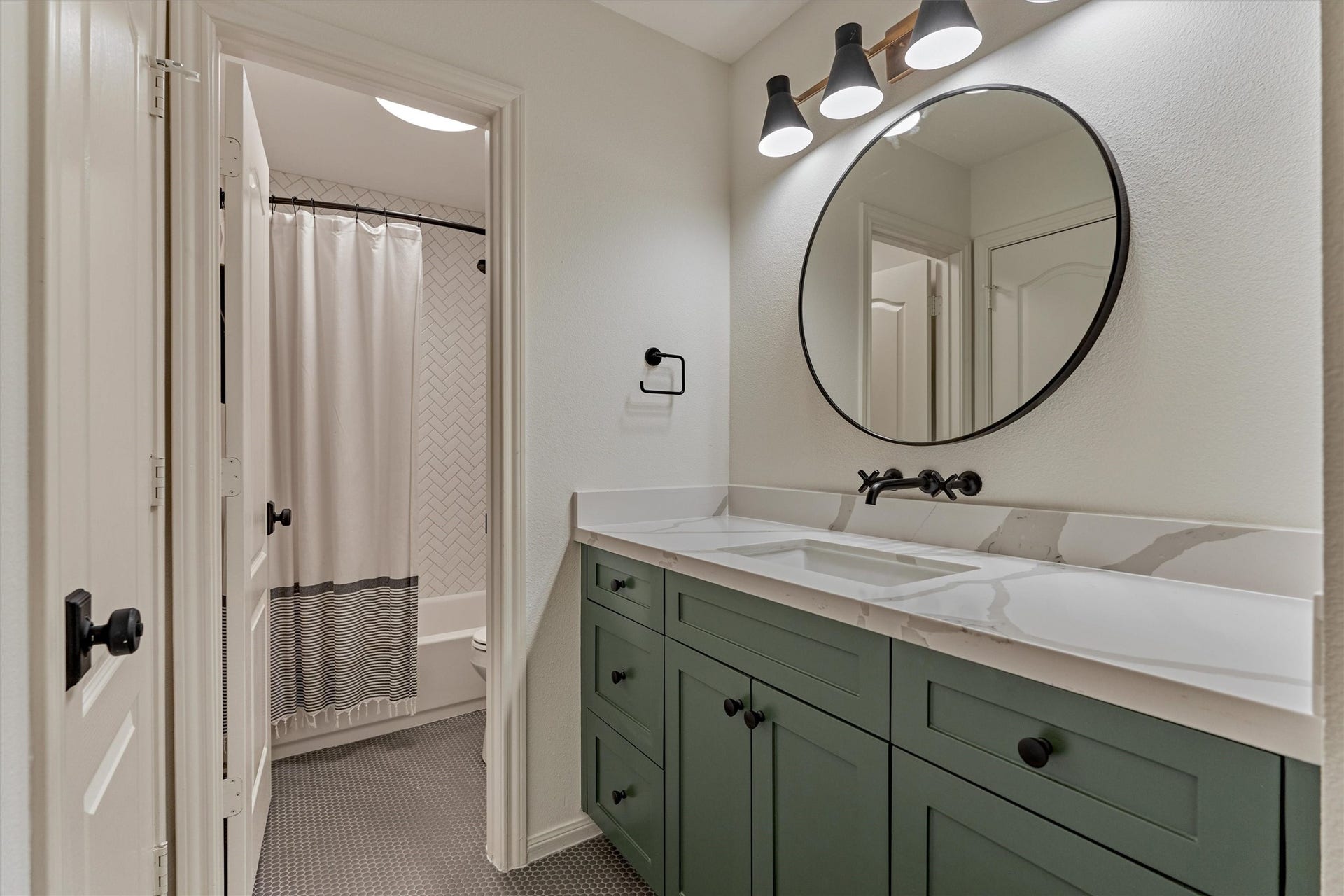 13819 Majestic Spring Lane, Humble, TX 77396 Bathroom 3 Upstairs