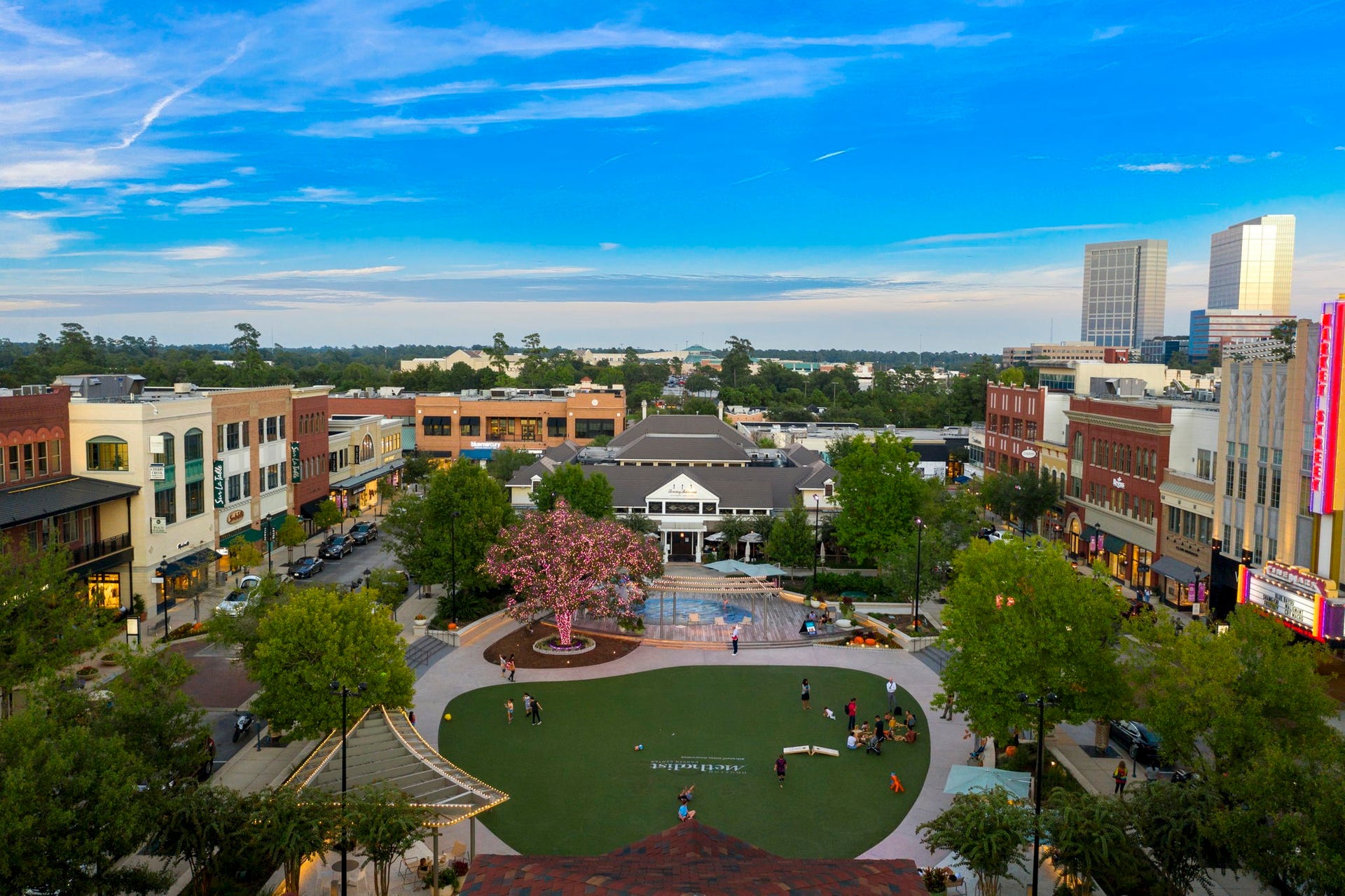 14 N Bardsbrook Circle, The Woodlands, TX 77382 Beautiful Market Street where you will find amazing dining, shopping & entertainment.