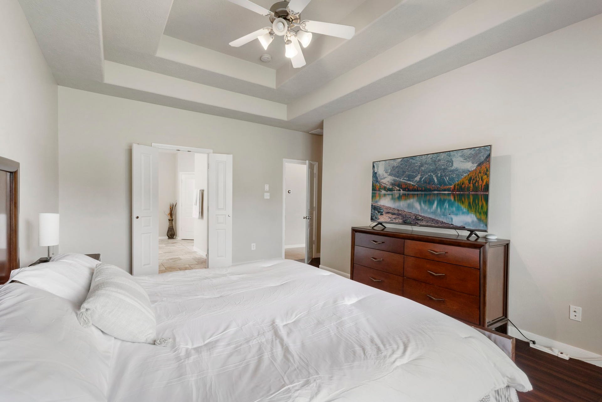 14 N Bardsbrook Circle, The Woodlands, TX 77382 Spacious and inviting, the primary bedroom provides plenty of room to relax and unwind with convenient access to the en-suite bathroom.