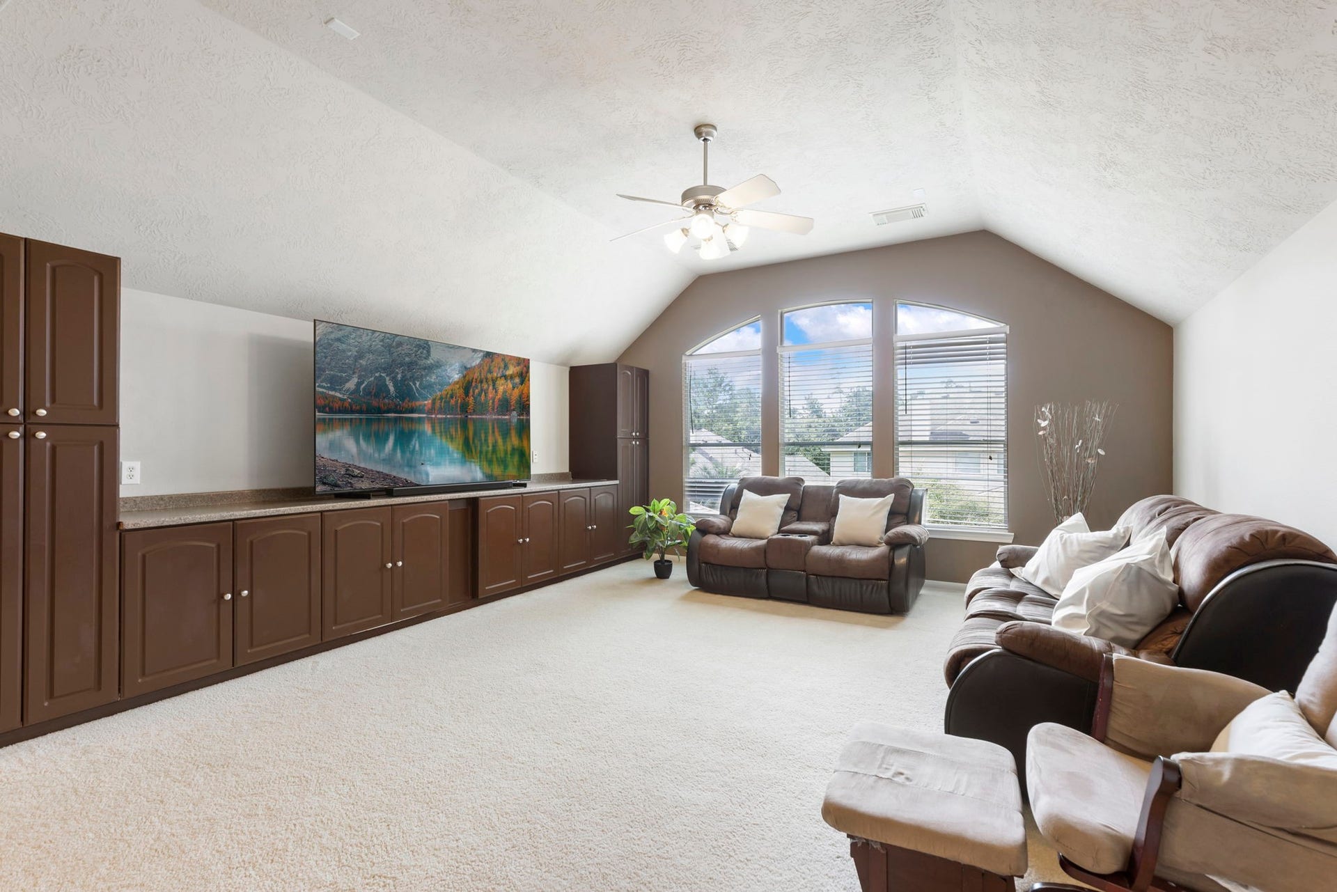 14 N Bardsbrook Circle, The Woodlands, TX 77382 The spacious upstairs game room provides endless possibilities from movie nights and play space to a relaxing second living area.