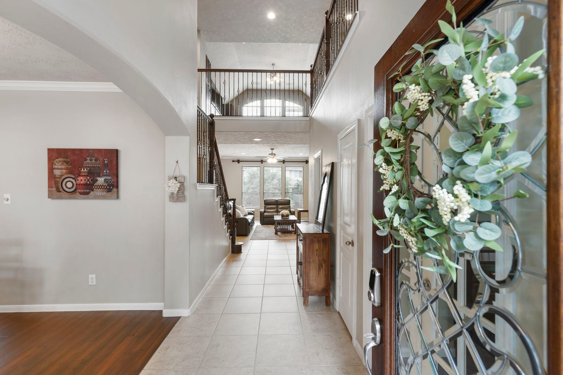 14 N Bardsbrook Circle, The Woodlands, TX 77382 Step inside to a bright and welcoming entryway featuring soaring ceilings, beautiful tile flooring, and an open layout designed for comfortable everyday living.