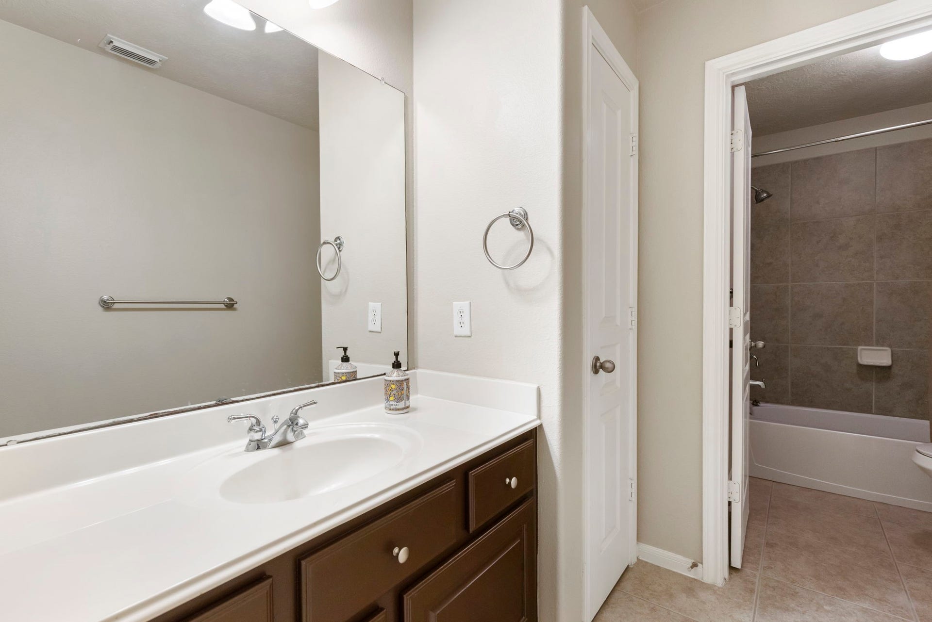 14 N Bardsbrook Circle, The Woodlands, TX 77382 14 N Bardsbrook Circle, The Woodlands, TX 77382