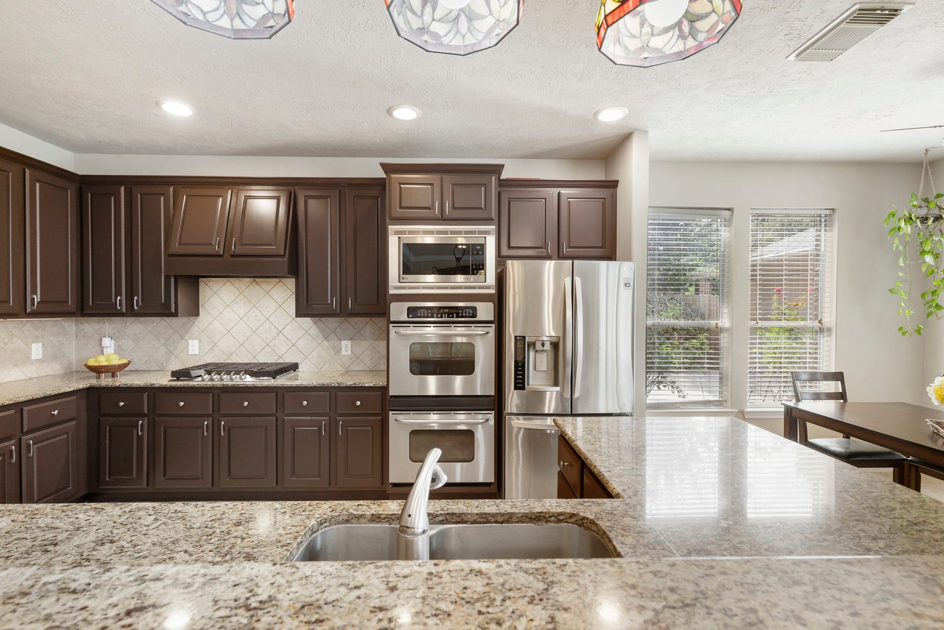 14 N Bardsbrook Circle, The Woodlands, TX 77382 Designed with everyday living in mind, this beautiful kitchen offers generous prep space, timeless finishes, and a seamless connection to the breakfast area.