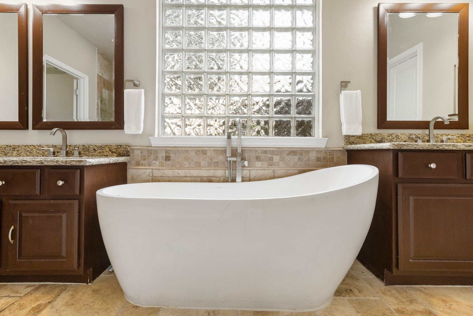 14 N Bardsbrook Circle, The Woodlands, TX 77382 End your day in your own private retreat a relaxing freestanding soaking tub creates the perfect place to unwind and recharge.
