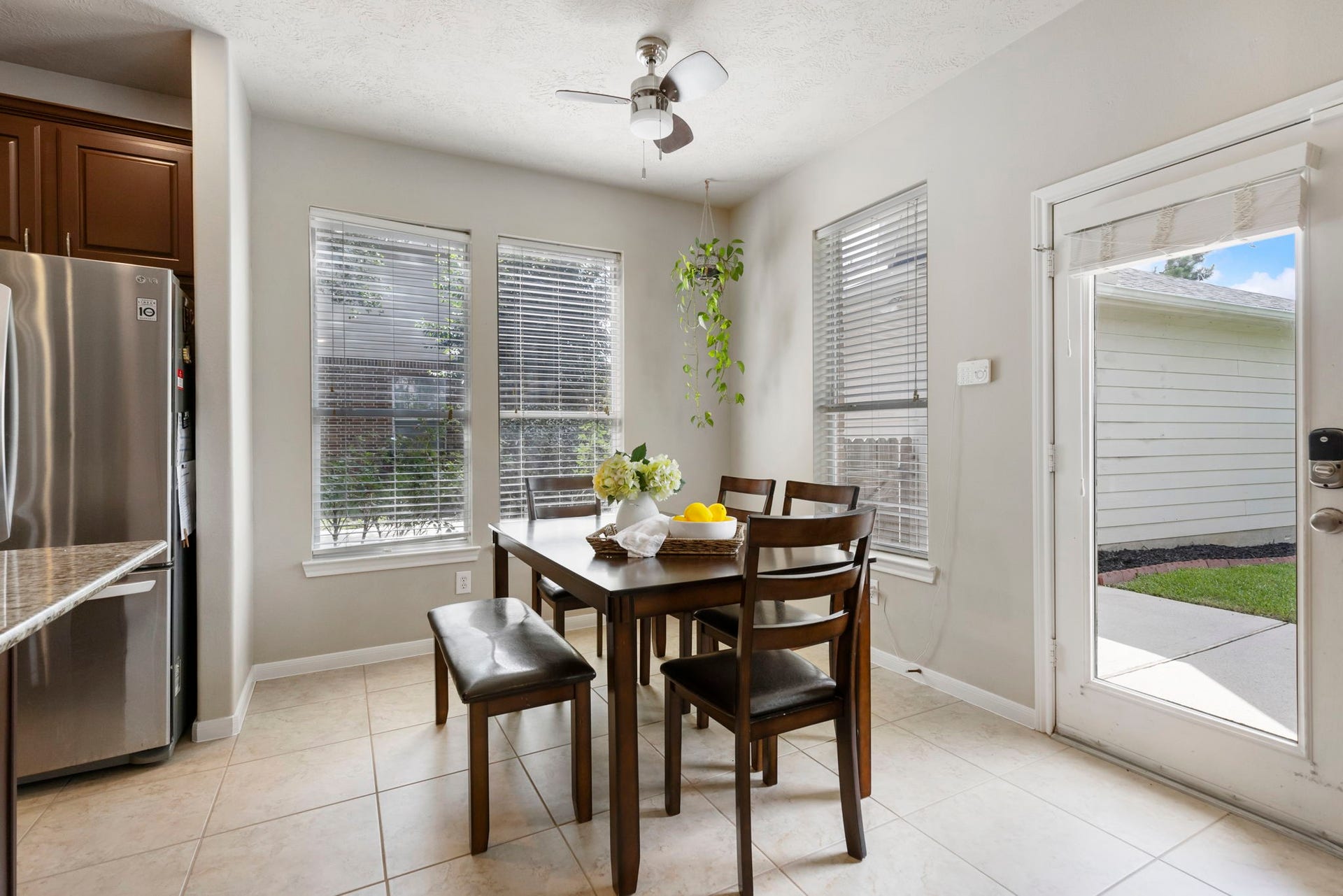 14 N Bardsbrook Circle, The Woodlands, TX 77382 The bright breakfast area offers a comfortable space for casual meals, morning coffee, and everyday moments with views of the backyard.