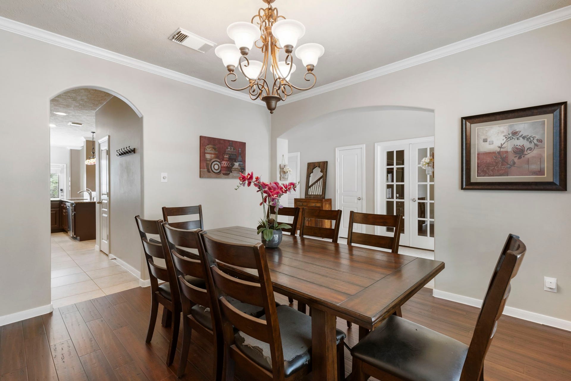 14 N Bardsbrook Circle, The Woodlands, TX 77382 Located just off the entryway, the formal dining room offers an inviting space to host family dinners, holidays, and special gatherings.