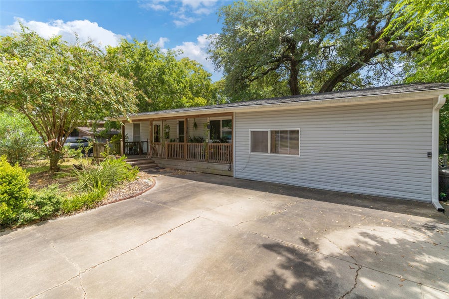 Property photo for 104 Camellia Street, Lake Jackson, TX