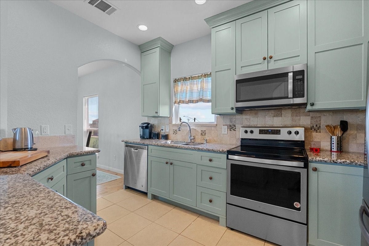 1012 22nd Street, #D, Dickinson, TX 77539 Spacious kitchen with plenty of storage