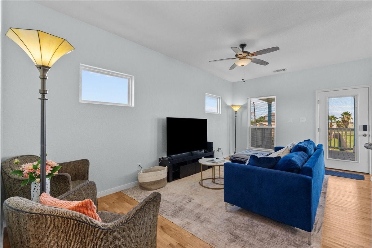 1012 22nd Street, #D, Dickinson, TX 77539 Plenty of space for entertaining
