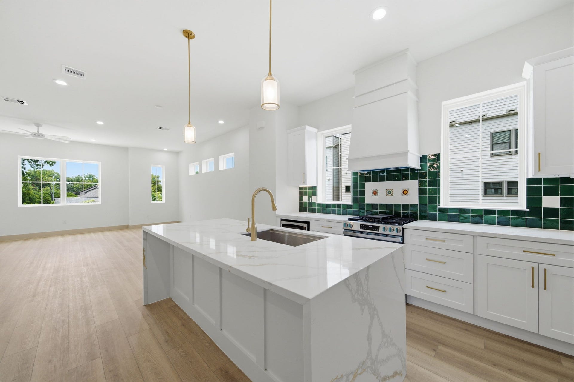 1116 Weiss Street, Houston, TX 77009 Note the connectivity between the Living-Dining-Kitchen - entertain your family and friends easily and in style!