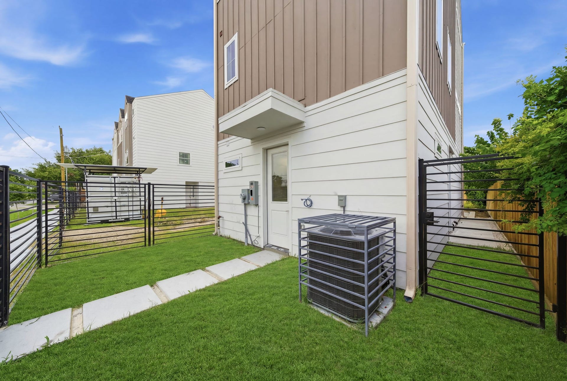 1116 Weiss Street, Houston, TX 77009 Good sized green space for your pets and grilling and chilling with your friends and family!