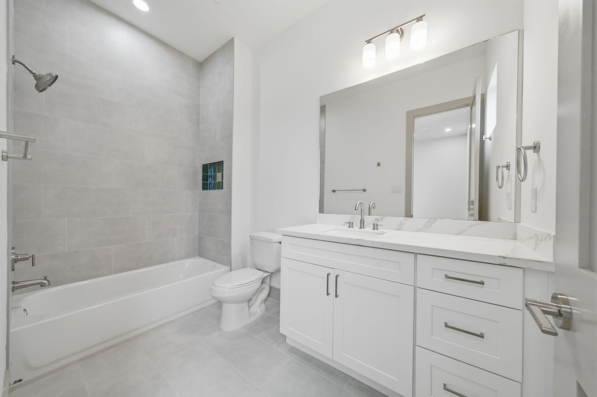 1116 Weiss Street, Houston, TX 77009 Tub/shower combo. Plenty of counterspace for your guests!