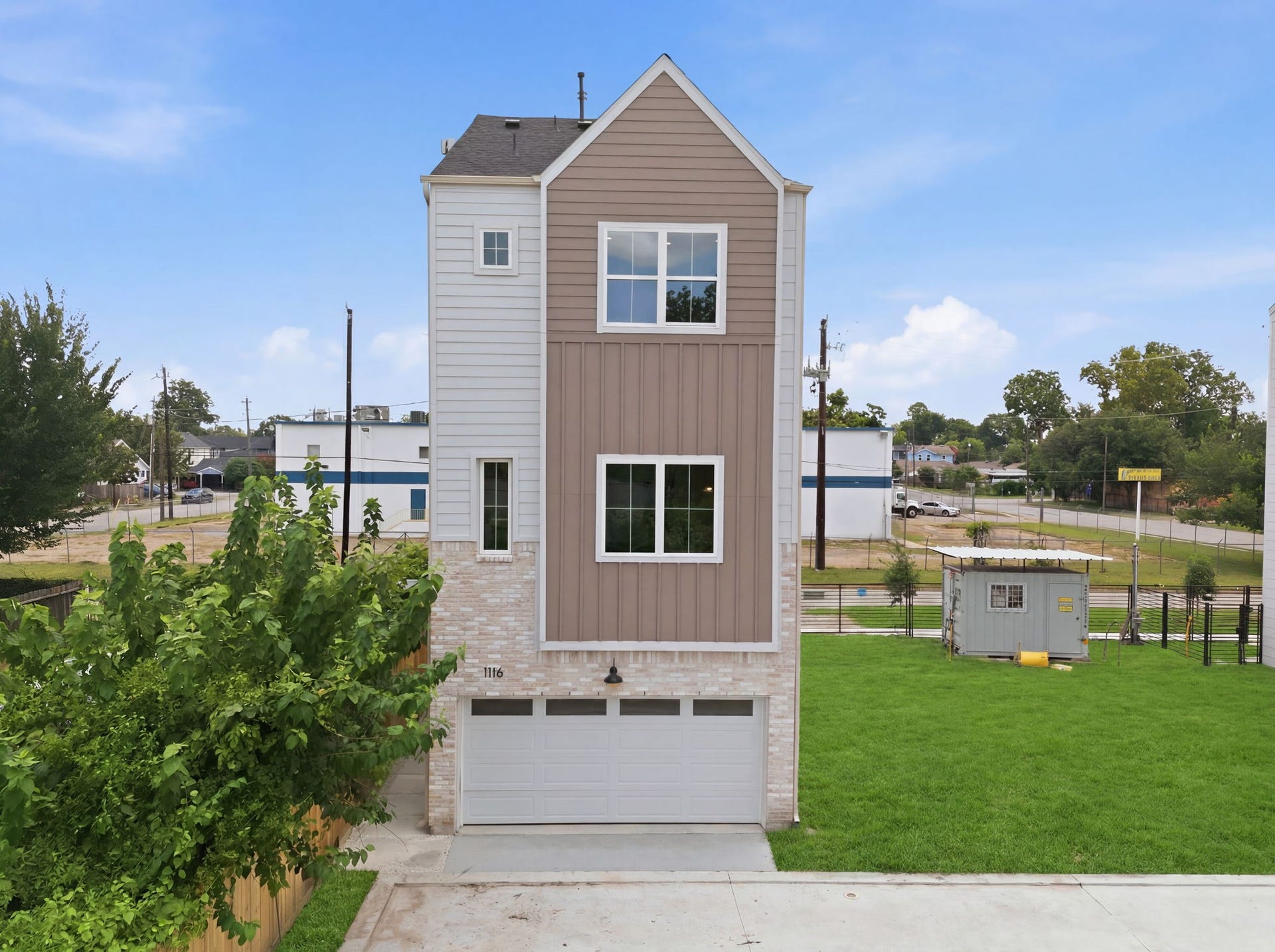 1116 Weiss Street, Houston, TX 77009 BRAND NEW CONSTRUCTION! -- Welcome Home to 1116 Weiss - CORNER unit with plenty of NATURAL LIGHT (no home on the other side blocking the windows).