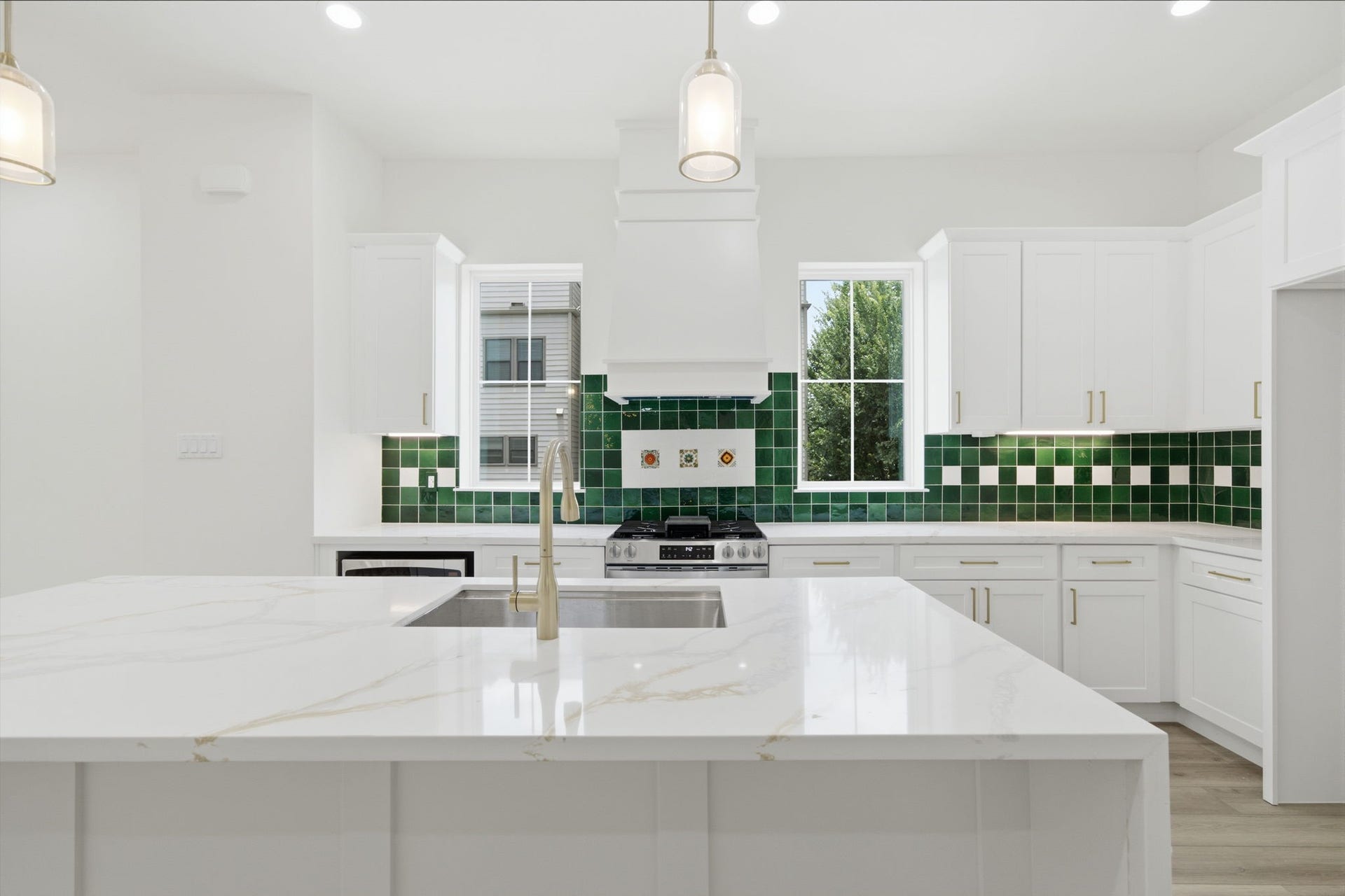 1116 Weiss Street, Houston, TX 77009 Double windows in the Kitchen letting in plenty of natural light. Being on a corner lot, these windows do not have any neighbors blocking the light!