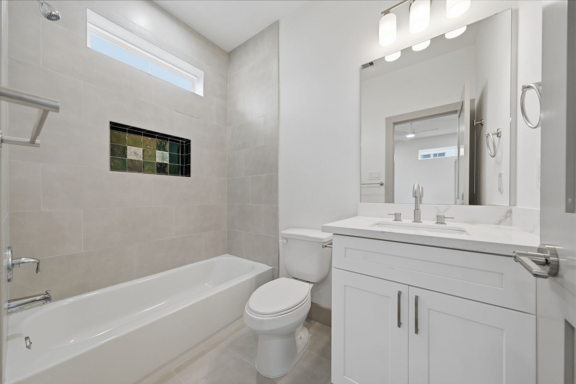 1116 Weiss Street, Houston, TX 77009 Guest bathroom on 1st floor! Note the feature tile / shampoo shelf!