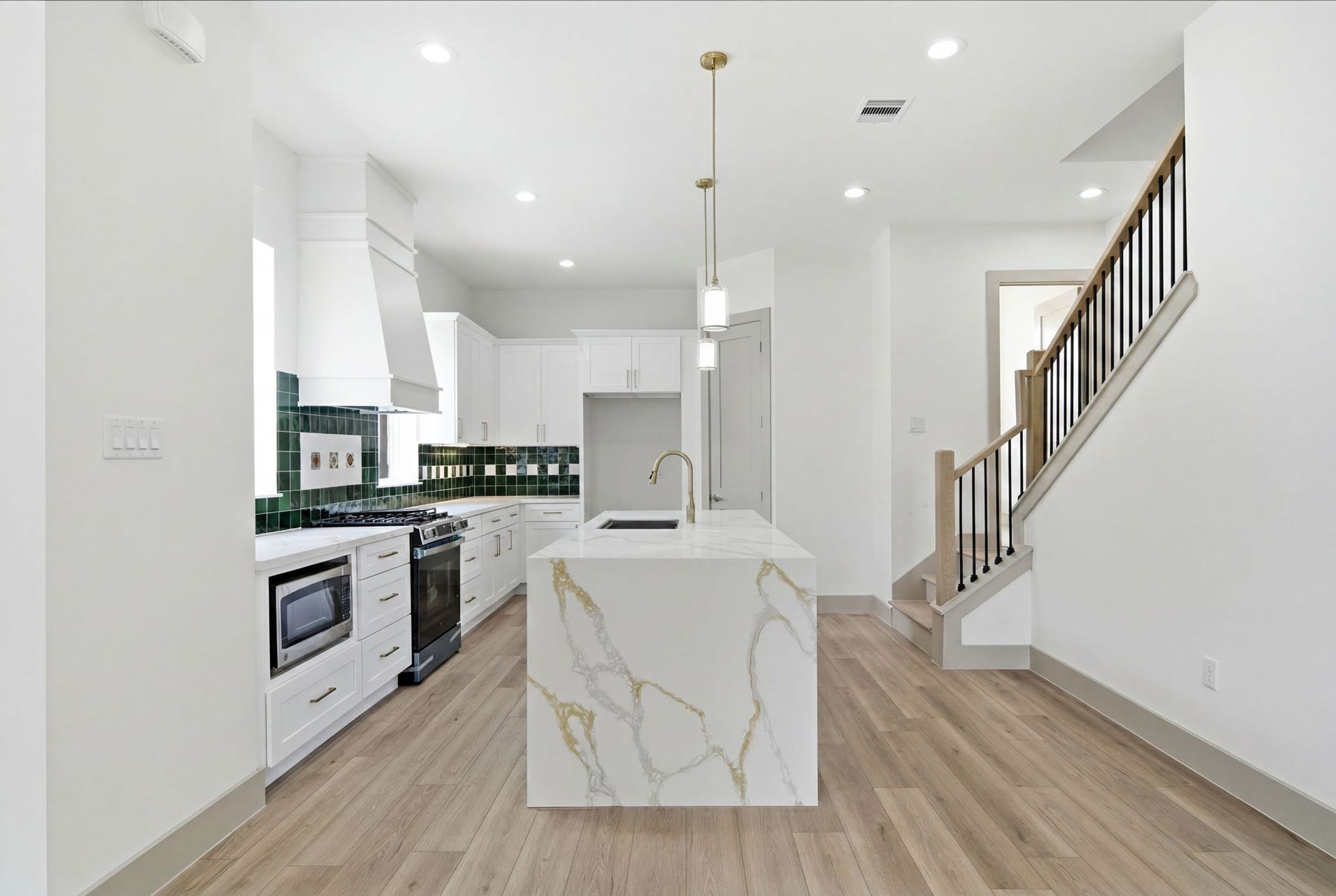 1116 Weiss Street, Houston, TX 77009 Tile features at kitchen backsplash. 32" single bowl stainless steel Ruvati Workstation kitchen sink. LARGE walk-in PANTRY. Quartz countertops