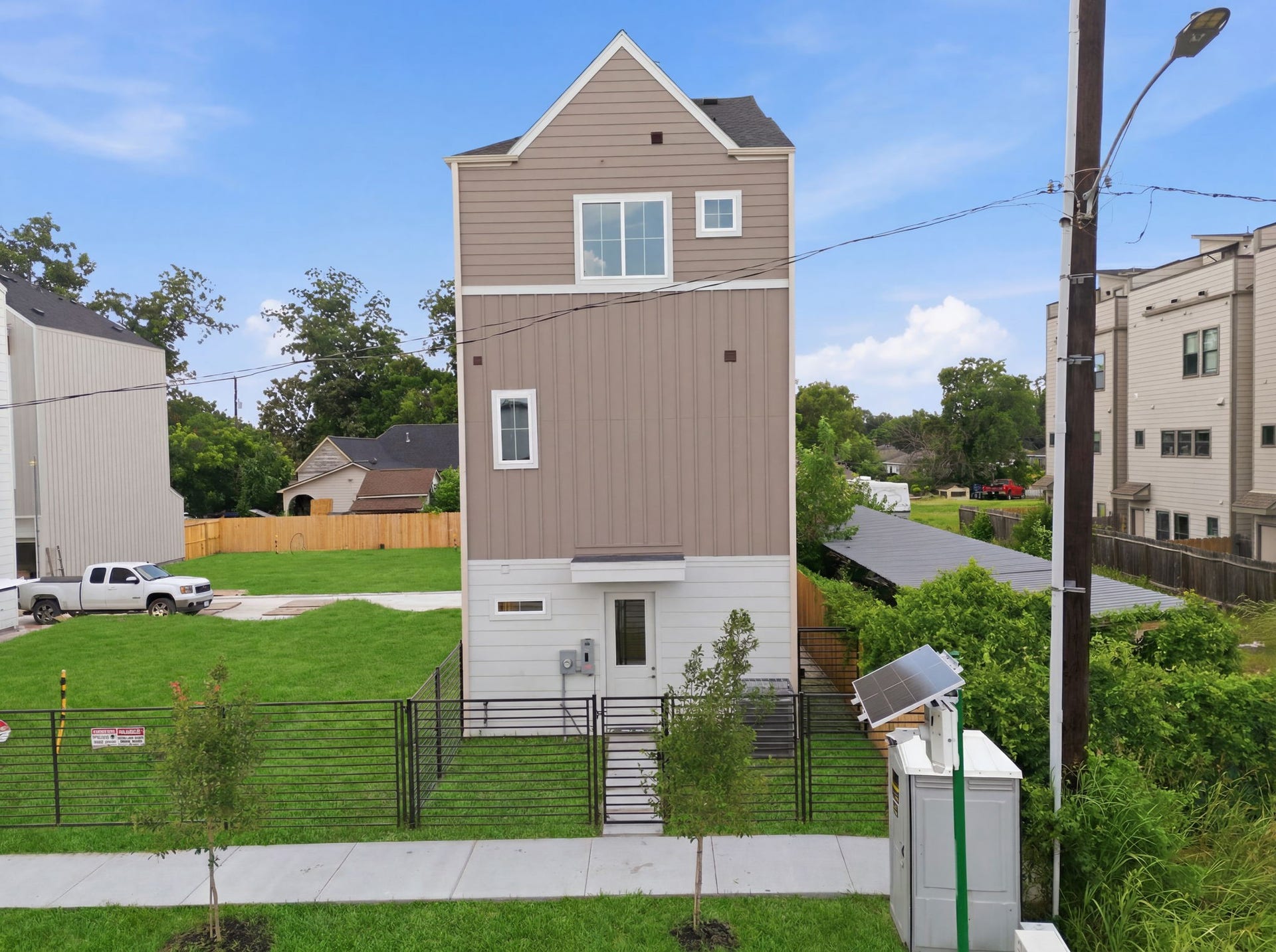 1116 Weiss Street, Houston, TX 77009 Freshly poured concrete sidewalks. Double pedestrian gate. Located mins. from Downtown Houston, the Heights and easy access to all major freeways!