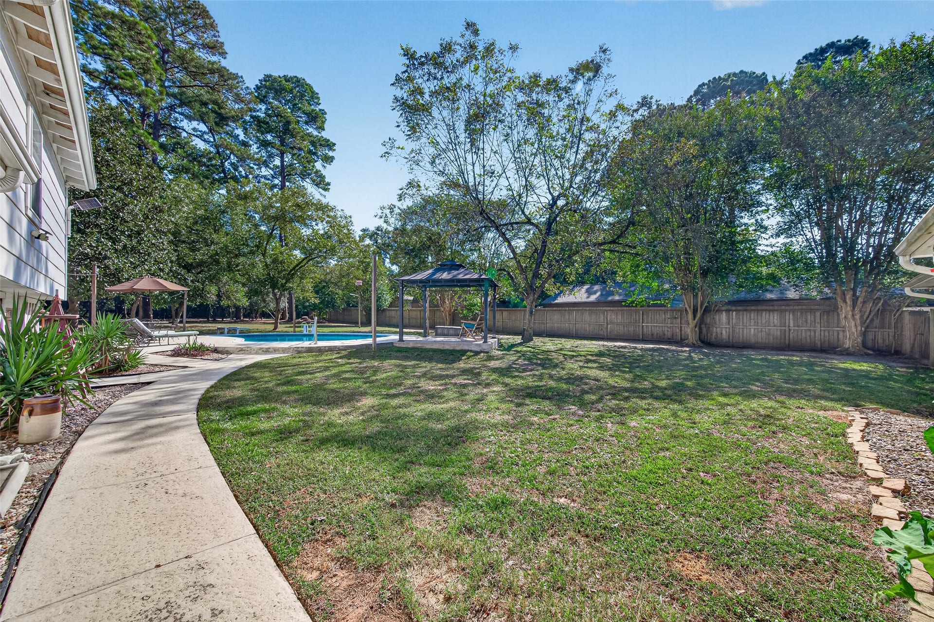 1535 Memorial Drive, Conroe, TX 77304 JUST OFF THE BACK PATIO AREA IS THIS SPACIOUS BACK-YARD. CALL ASAP FOR YOUR PRIVATE SHOWING, YOU DON'T WANT TO MISS BEING THE NEW OWNER OF THIS WONDERFUL HOME THAT IS JUST OFF THE 336W LOOP IN CONROE.