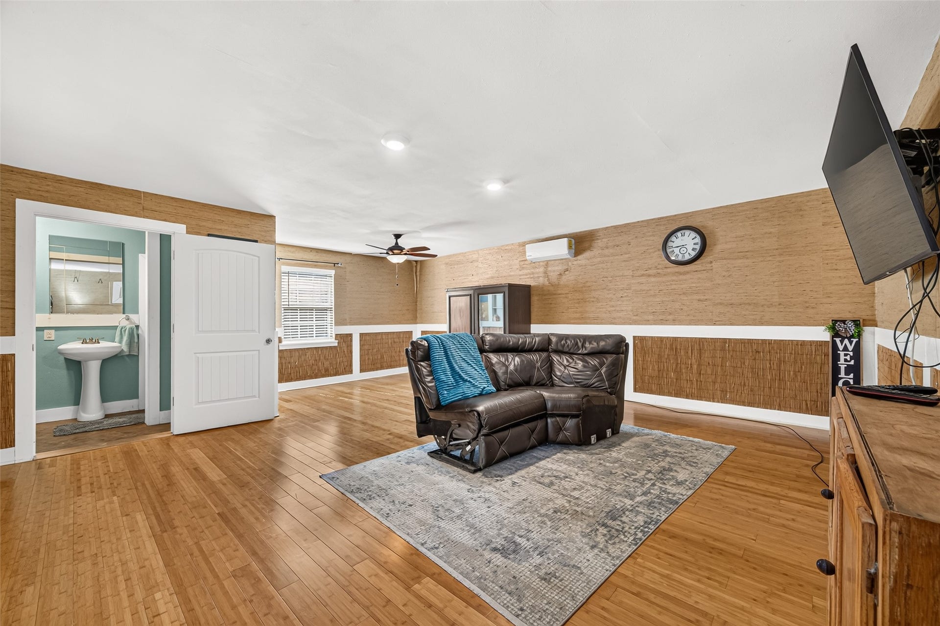 1535 Memorial Drive, Conroe, TX 77304 WELCOME TO THE POOL HOUSE! SPACIOUS LIVING QUARTERS, MAN-CAVE OR WHAT EVER YOU WANT IT TO BE. VERY SPACIOUS GUEST HOUSE! RECENT UPDATES INCLUDE: MINI-SPLIT UNIT WITH AC AND HEAT, BRAND NEW DOUBLE PANE LOW-E WINDOWS. BEAUTIFUL BAMBOO FLOORS.