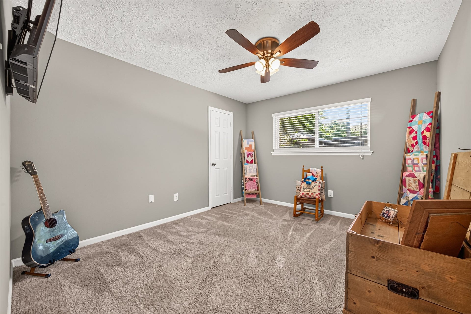 1535 Memorial Drive, Conroe, TX 77304 THIS SECONDARY BEDROOM HAS A WALK IN CLOSET AND MOUNTED TV THAT WILL REMAIN WITH HOME. THE LARGE WINDOW OFFERS LOTS OF NATURAL LIGHT.