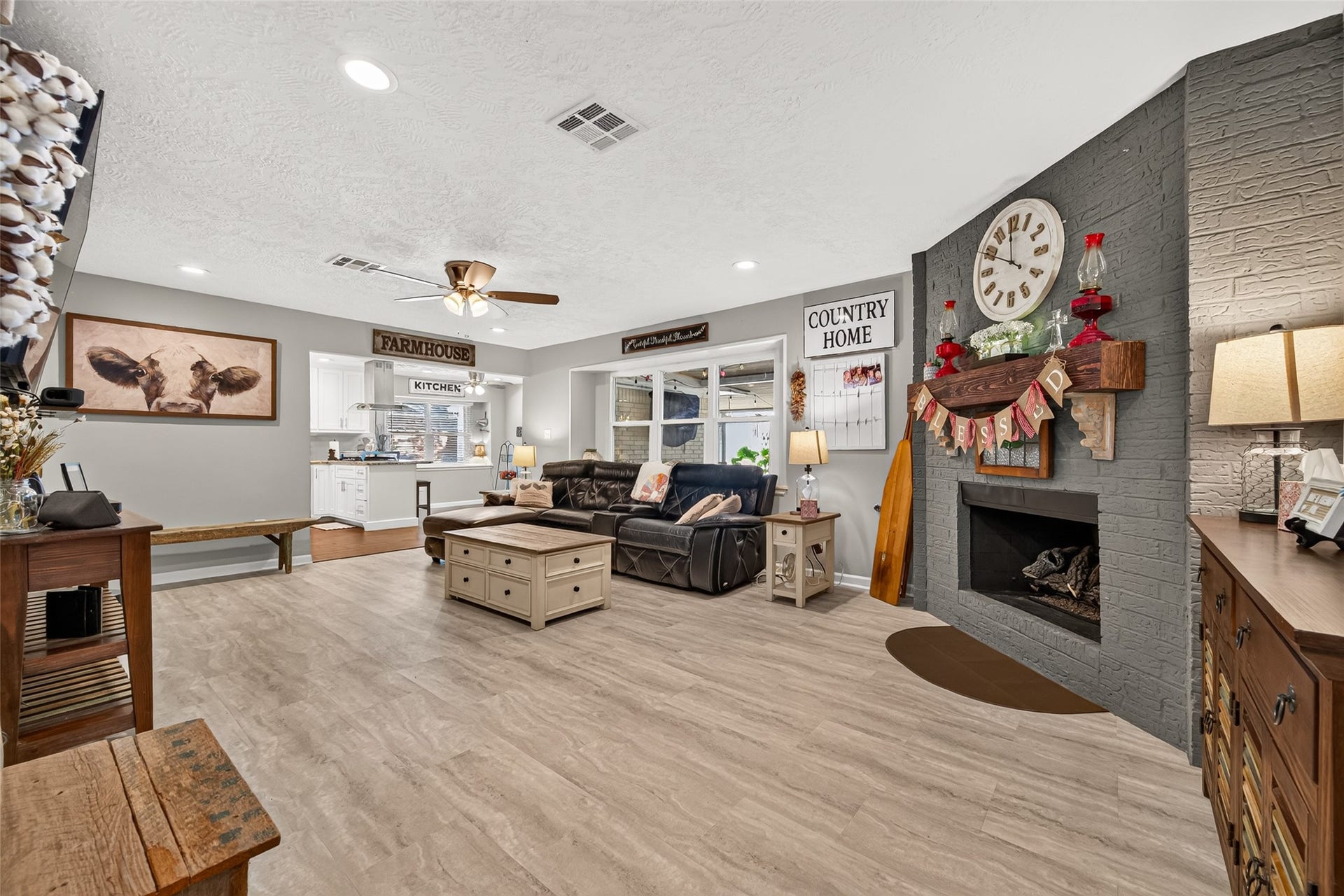 1535 Memorial Drive, Conroe, TX 77304 ANOTHER VIEW OF THE SPACIOUS LIVING ROOM LOOKING INTO THE KITCHEN/BREAKFAST ROOM
