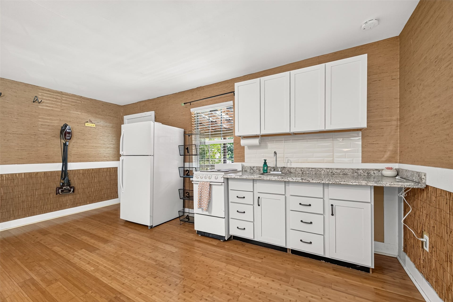 1535 Memorial Drive, Conroe, TX 77304 ANOTHER VIEW OF THE KITCHENETTE AREA.