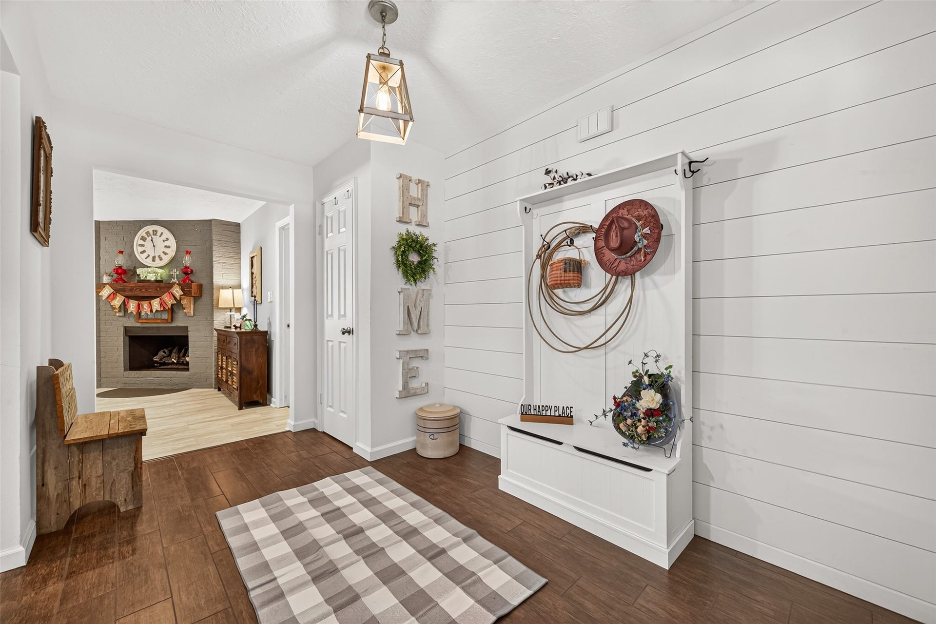 1535 Memorial Drive, Conroe, TX 77304 LOOK HOW BIG THE FRONT ENTRYWAY IS FOR YOUR TO DECORATE AND WELCOME YOUR FAMILY AND GUEST AS THEY WALK THRU THE FRONT DOOR. ADDED AN SHIPLAP ACCENT WALL AND A NEW LIGHT FIXTURE;