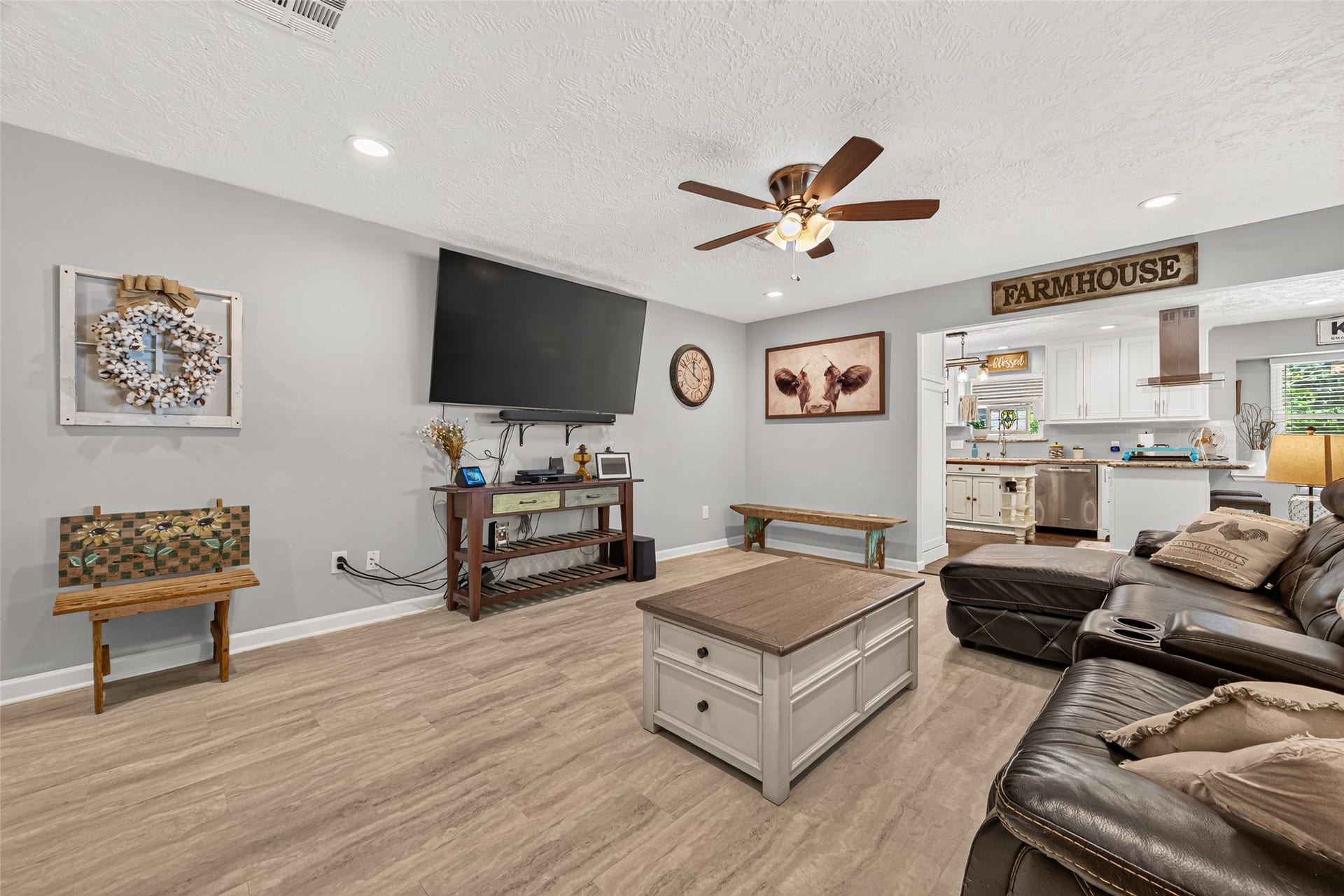 1535 Memorial Drive, Conroe, TX 77304 ANOTHER VIEW OF THE LARGE LIVING ROOM;
