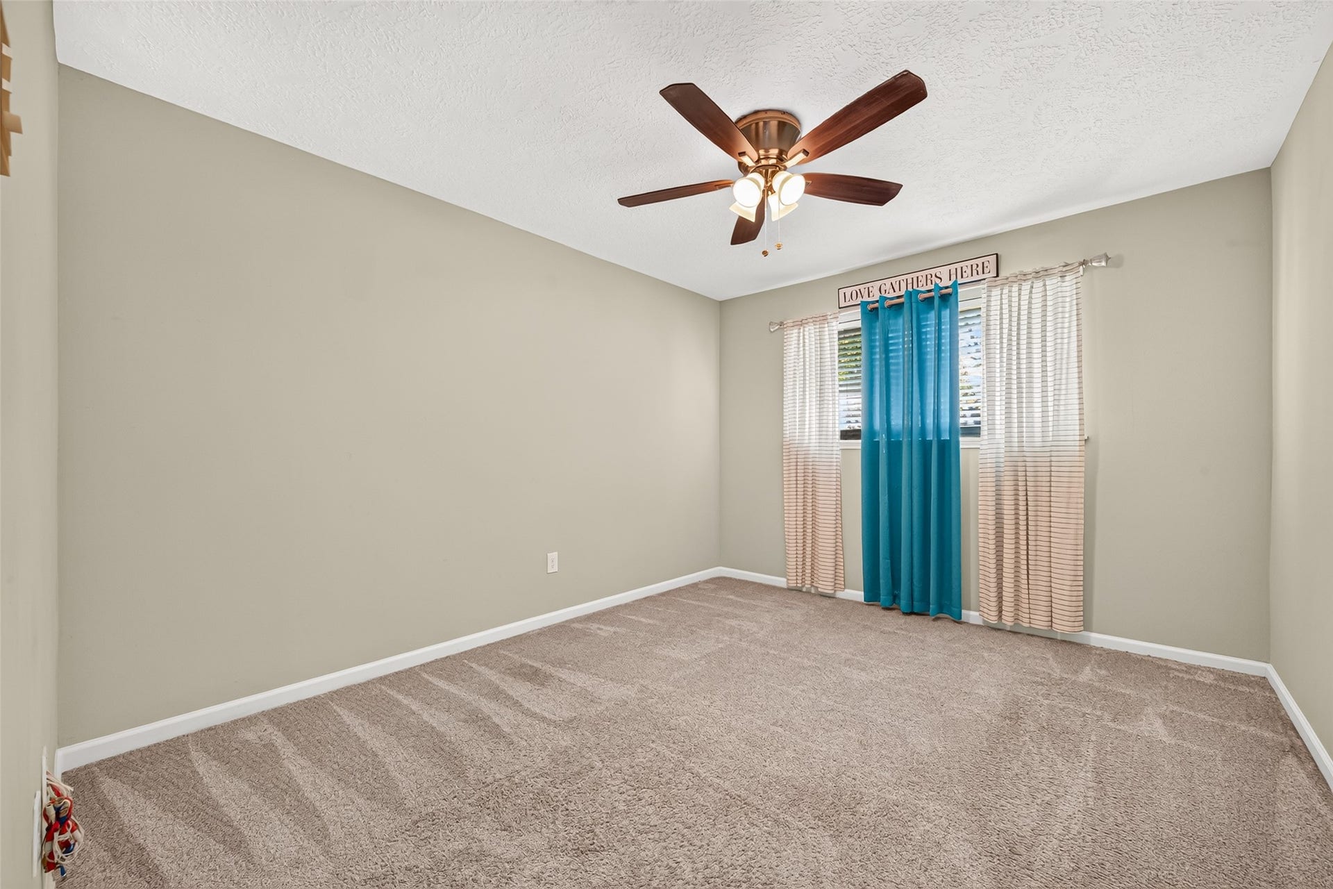 1535 Memorial Drive, Conroe, TX 77304 ONE (1) OF THREE SECONDARY SPACIOUS GUEST BEDROOMS HAS A WALK IN CLOSET. THE LARGE WINDOW OFFERS A TON OF NATURAL LIGHT. THE CARPET THROUGHOUT THE HOME AS BEEN PROFESSIONALLY CLEANED. CURTAIN/CURTAIN ROD WILL REMAIN WITH HOME.