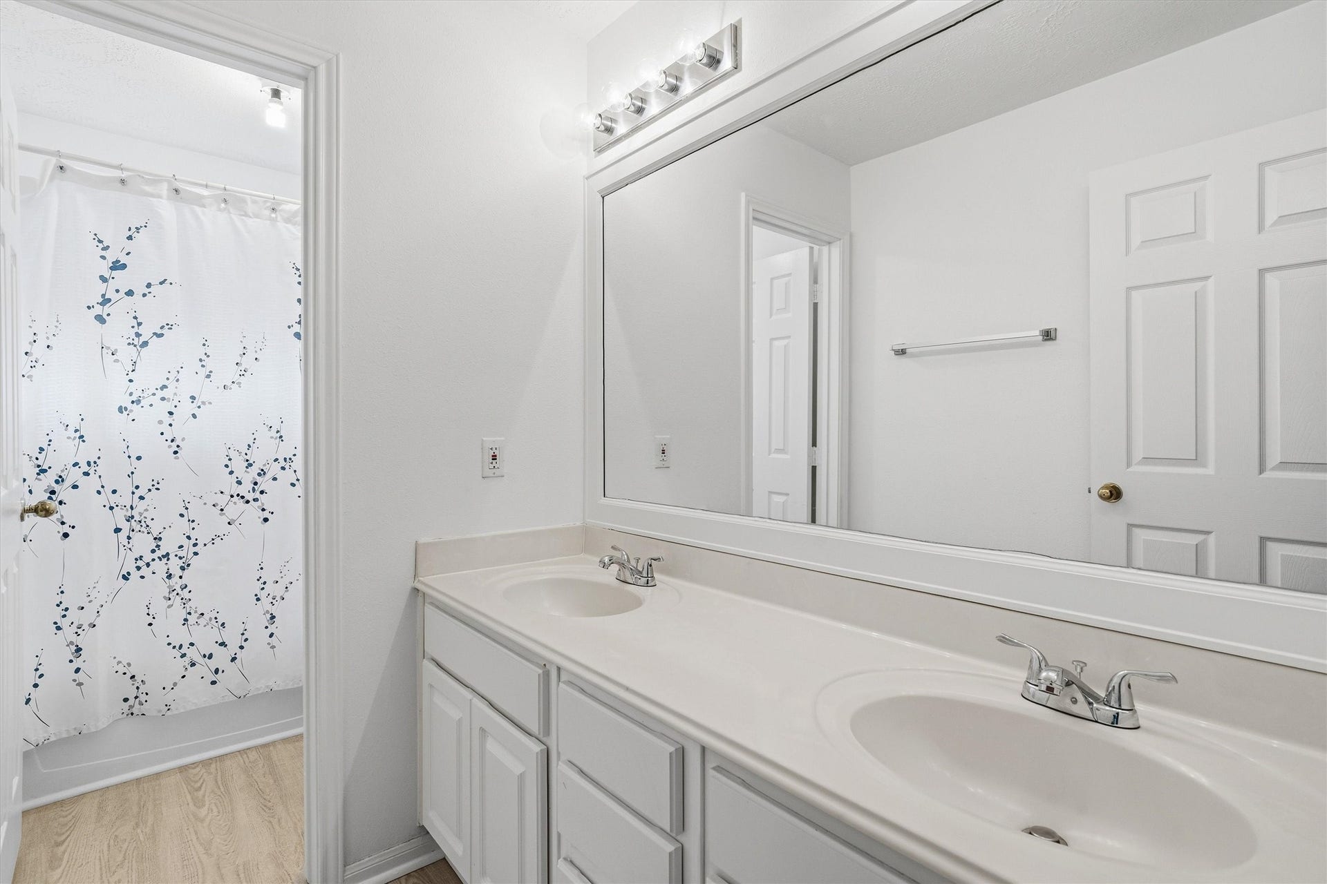 1107 Elmgrove Park Lane, Seabrook, TX 77586 secondary bathroom has plenty of space for the extra 2 secondary bedrooms