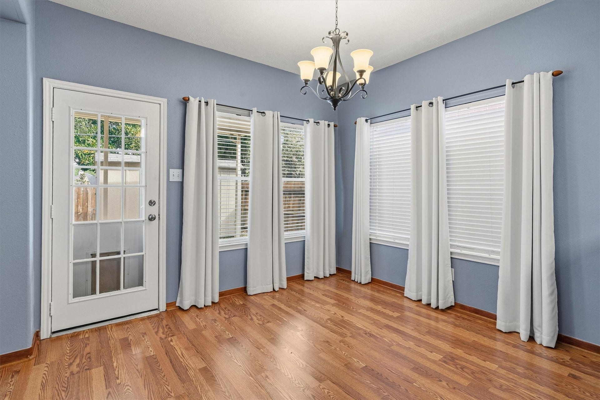 1107 Elmgrove Park Lane, Seabrook, TX 77586 Cozy breakfast area that leads to the backyard