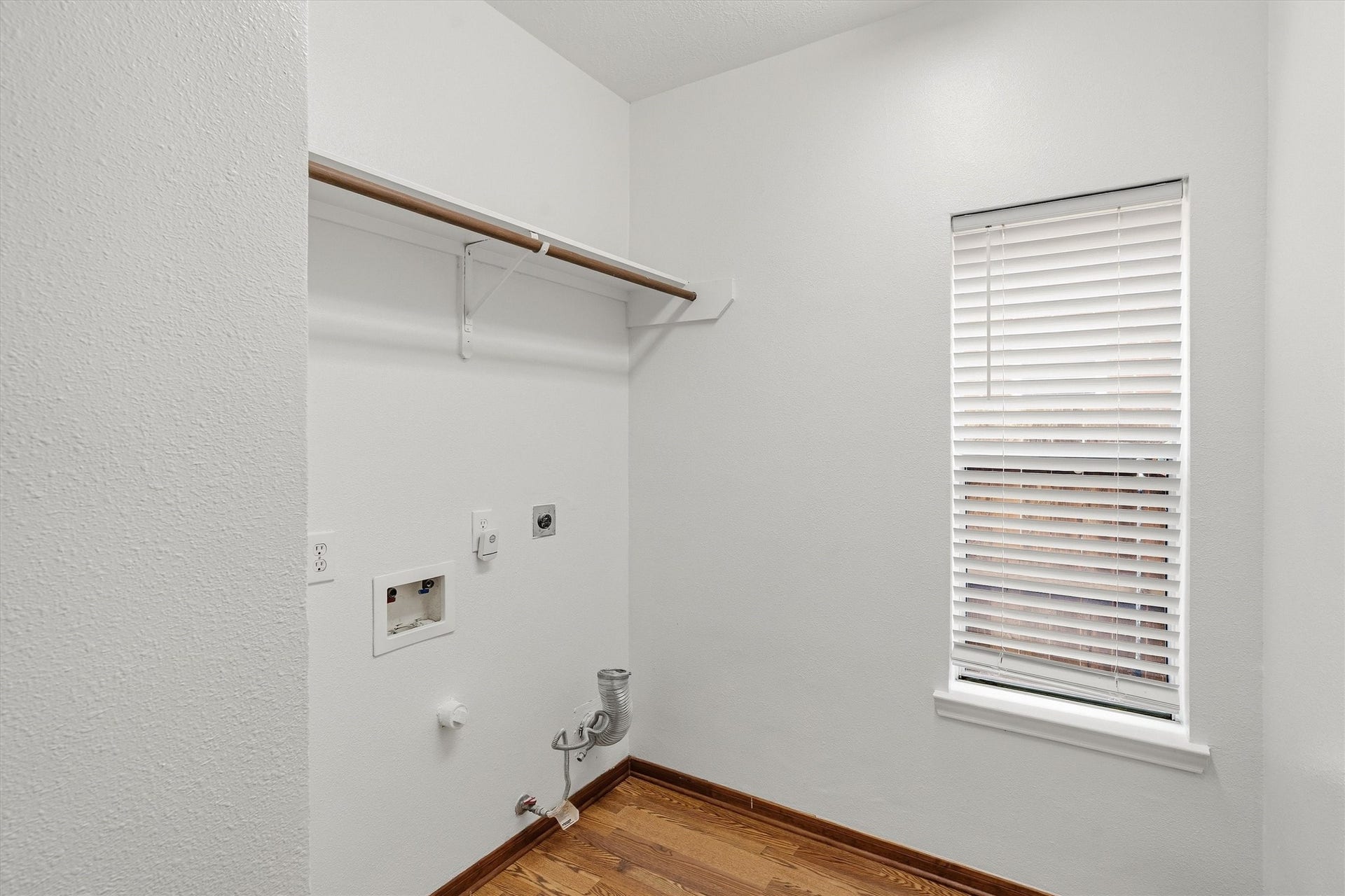 1107 Elmgrove Park Lane, Seabrook, TX 77586 Utility room. Offers gas or electric for the dryer. Electric washer.