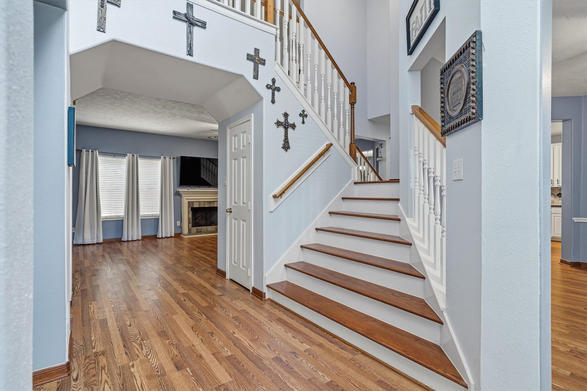1107 Elmgrove Park Lane, Seabrook, TX 77586 Elegant staircase