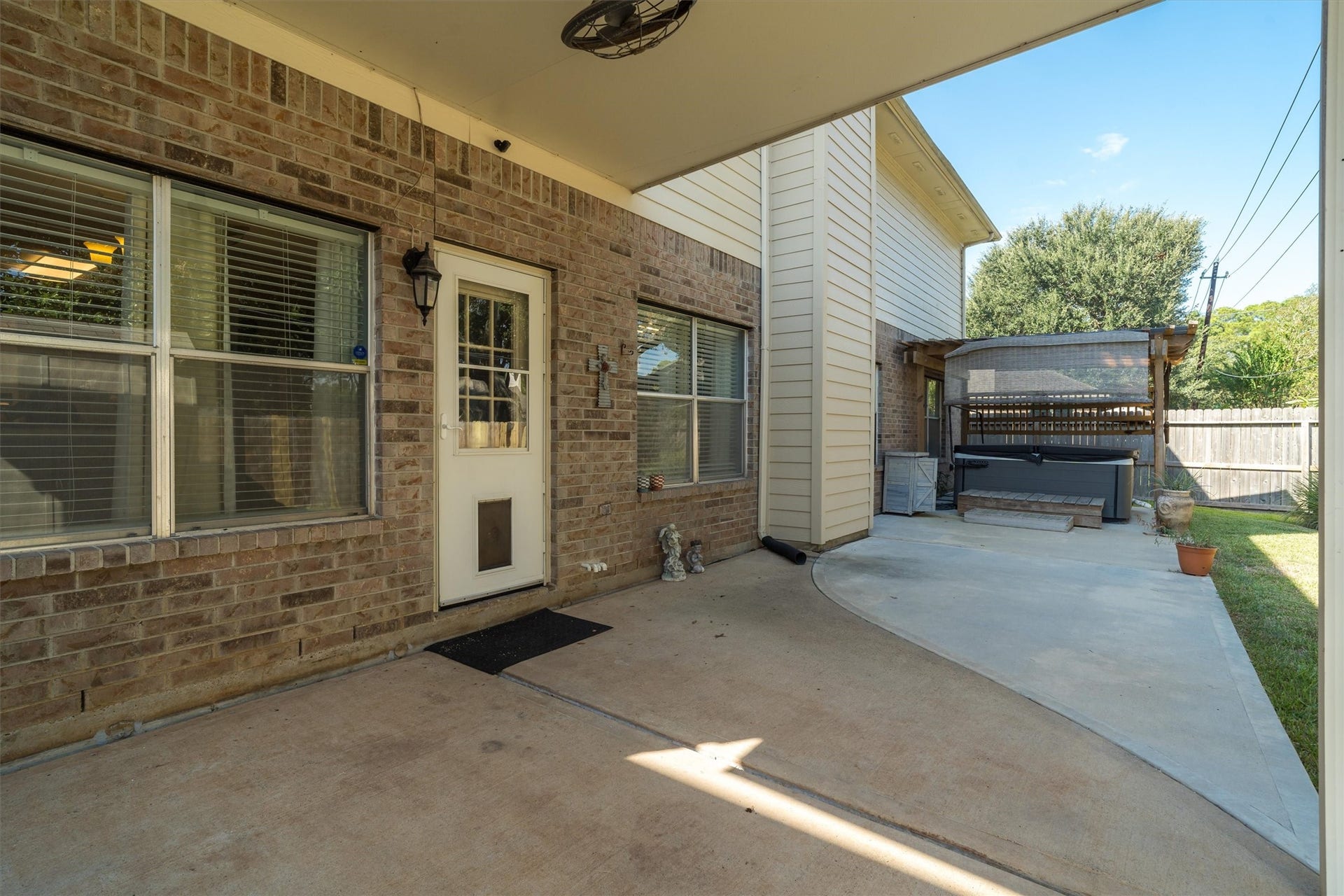 1107 Elmgrove Park Lane, Seabrook, TX 77586 Covered back patio