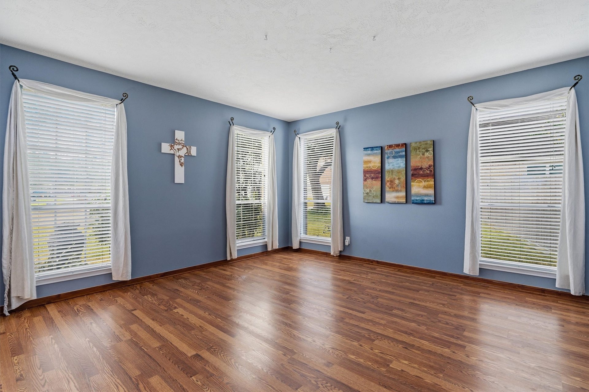 1107 Elmgrove Park Lane, Seabrook, TX 77586 Spacious formal living room.