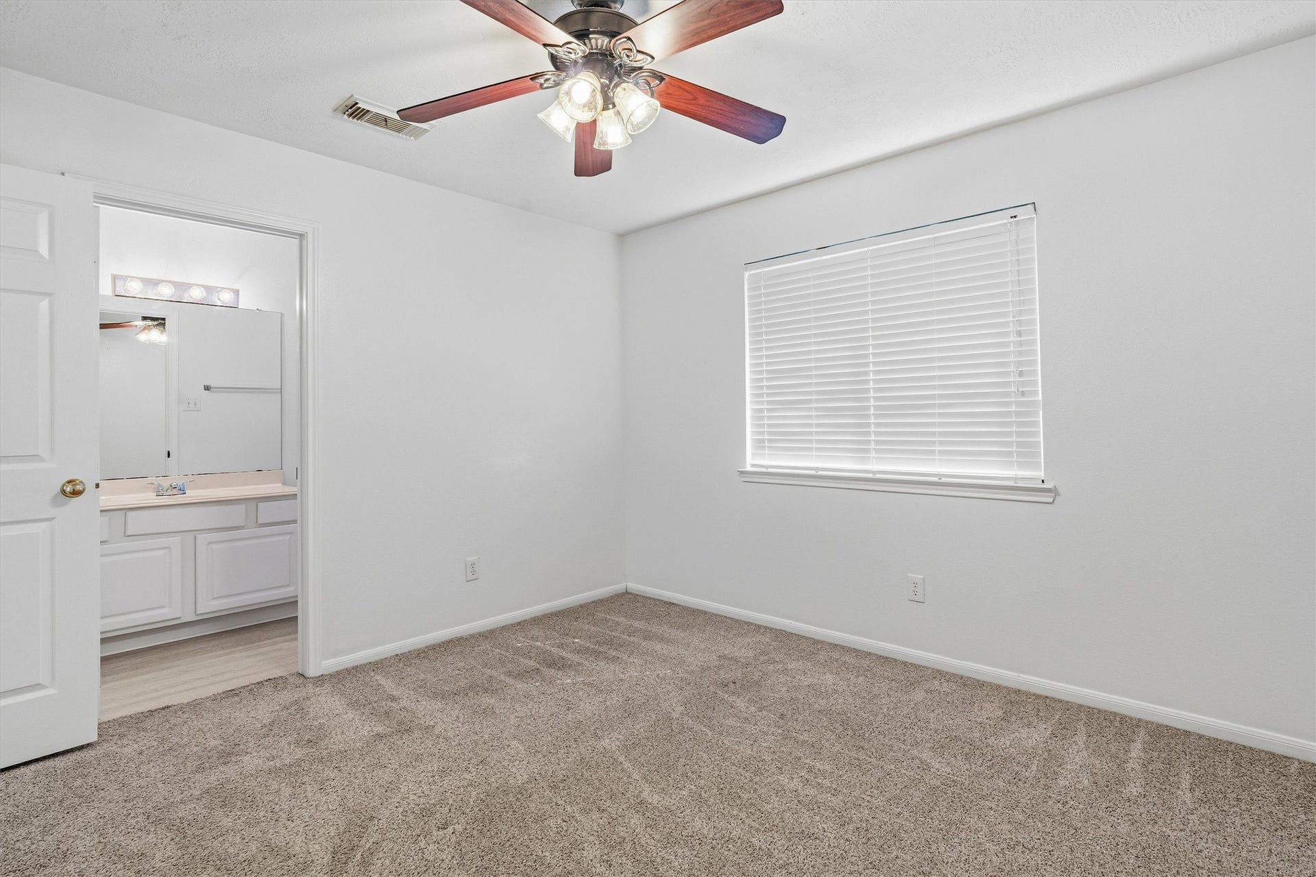 1107 Elmgrove Park Lane, Seabrook, TX 77586 Secondary bedroom with en-suite