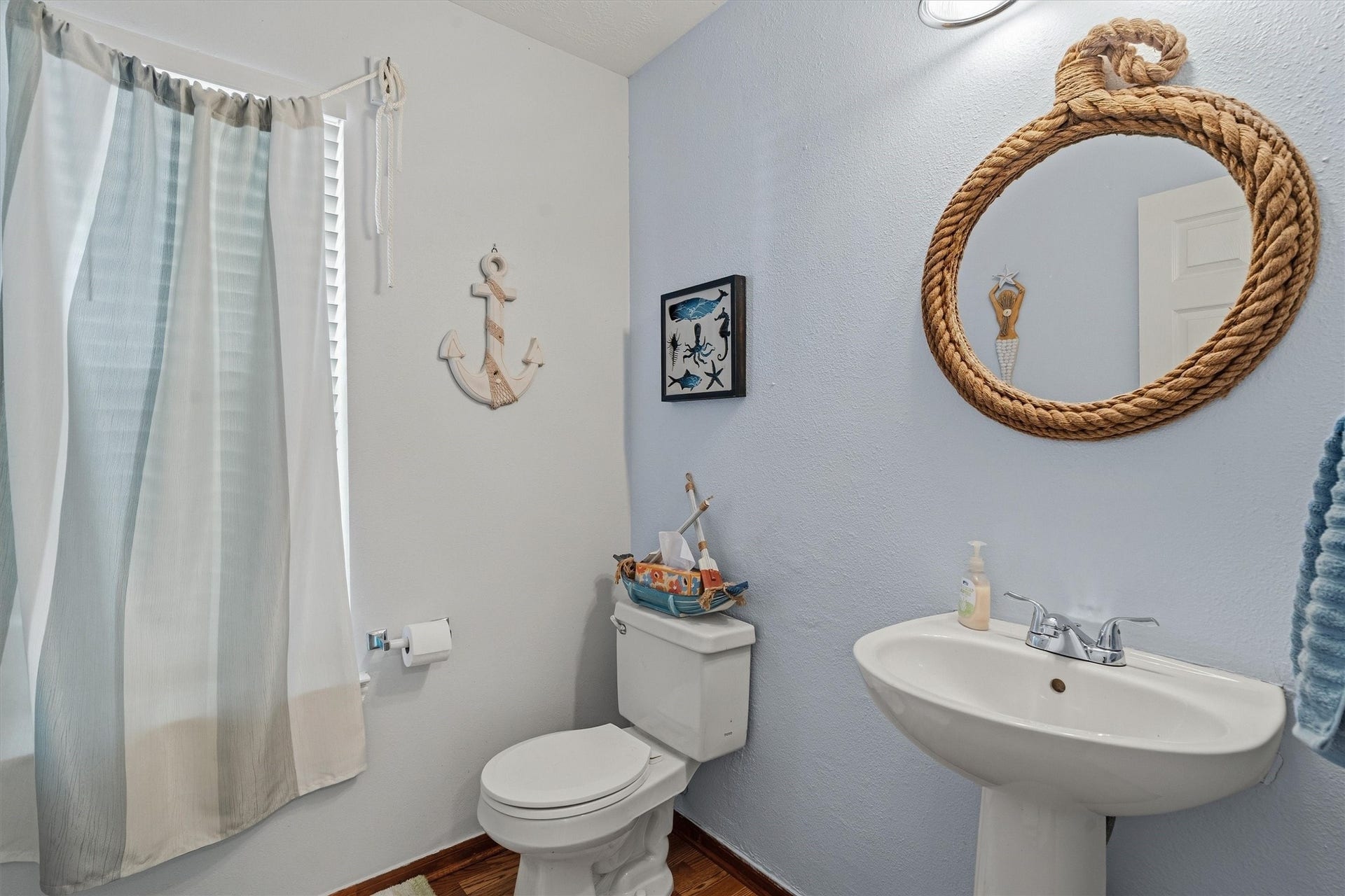 1107 Elmgrove Park Lane, Seabrook, TX 77586 Half bath on 1st floor. Great for guests!