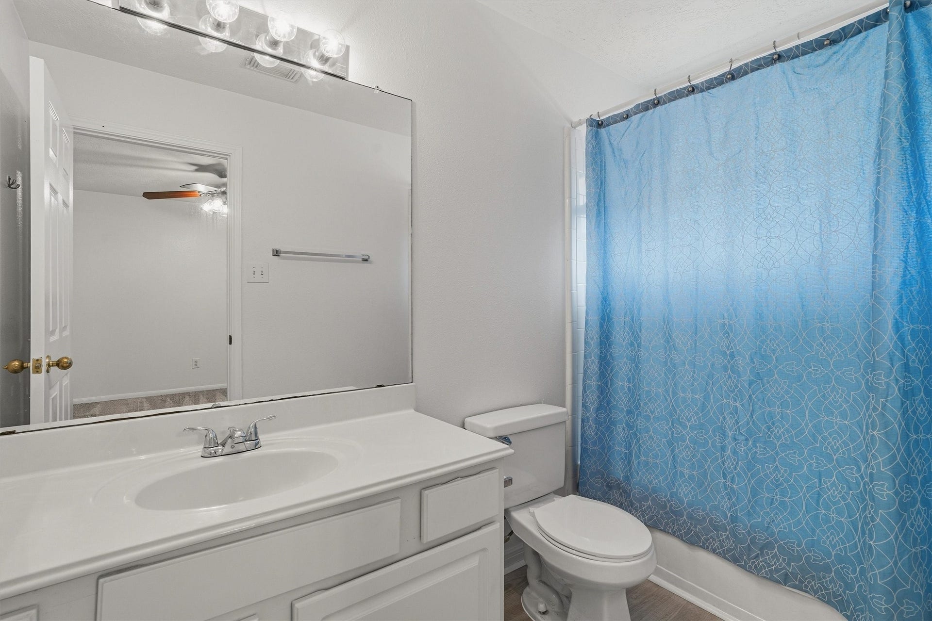 1107 Elmgrove Park Lane, Seabrook, TX 77586 En-suite bathroom - great for privacy